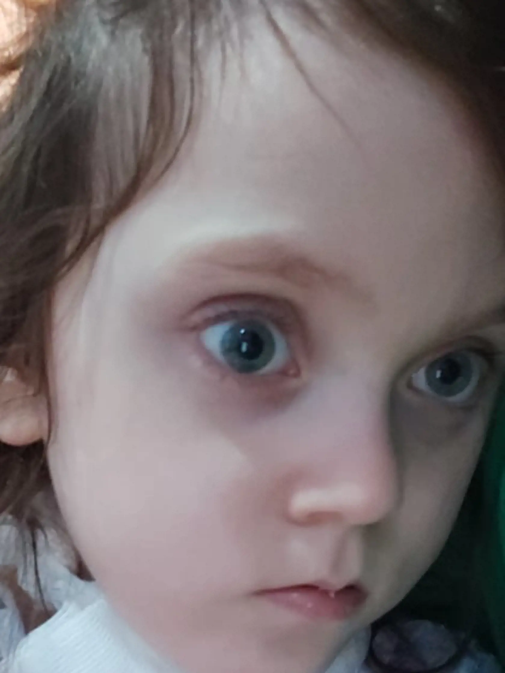 Katka má Westov syndróm, čo je forma epilepsie. Mama Klára sa jej snaží pomôcť všetkými možnými spôsobmi