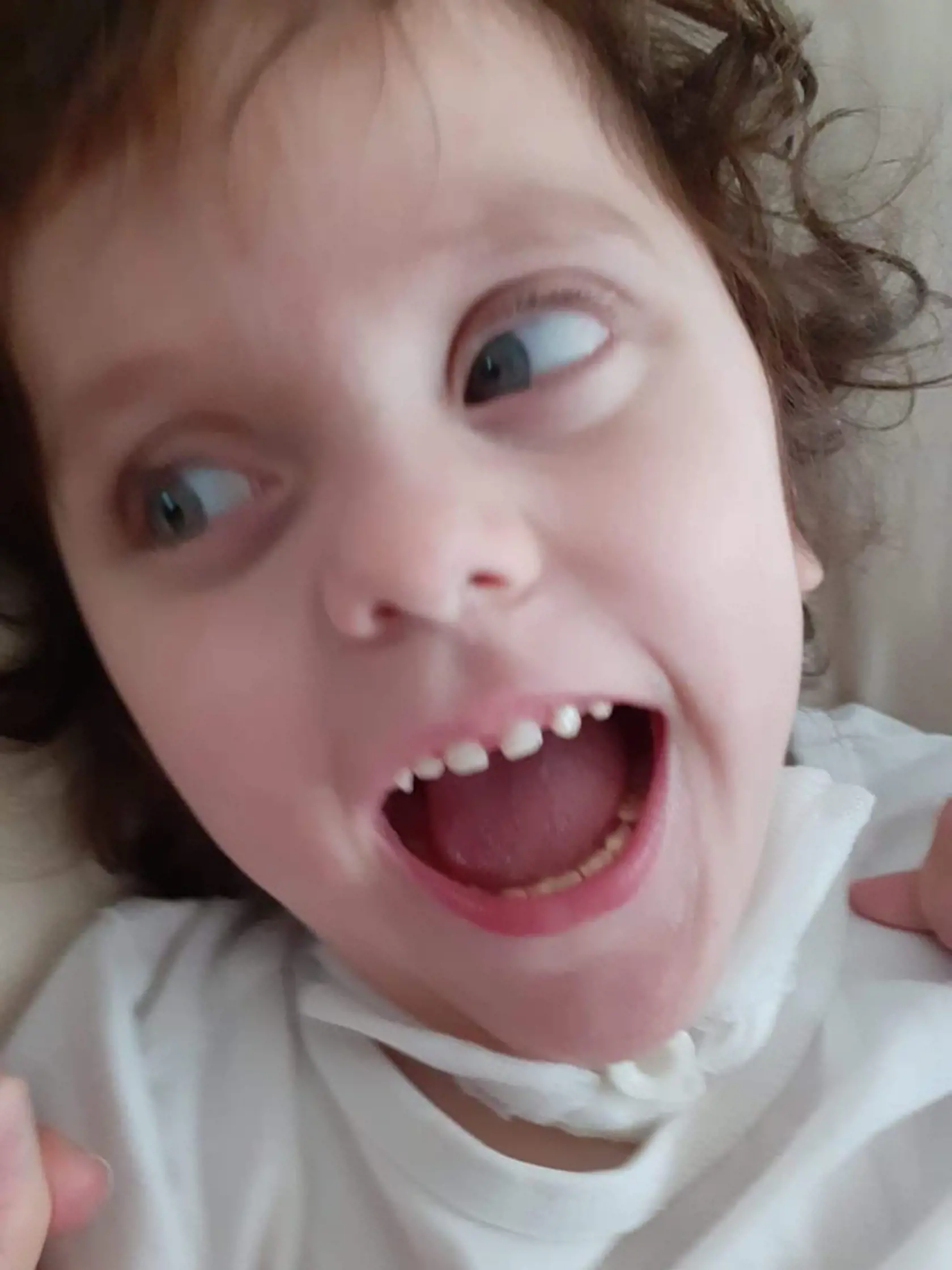 Katka má Westov syndróm, čo je forma epilepsie. Mama Klára sa jej snaží pomôcť všetkými možnými spôsobmi