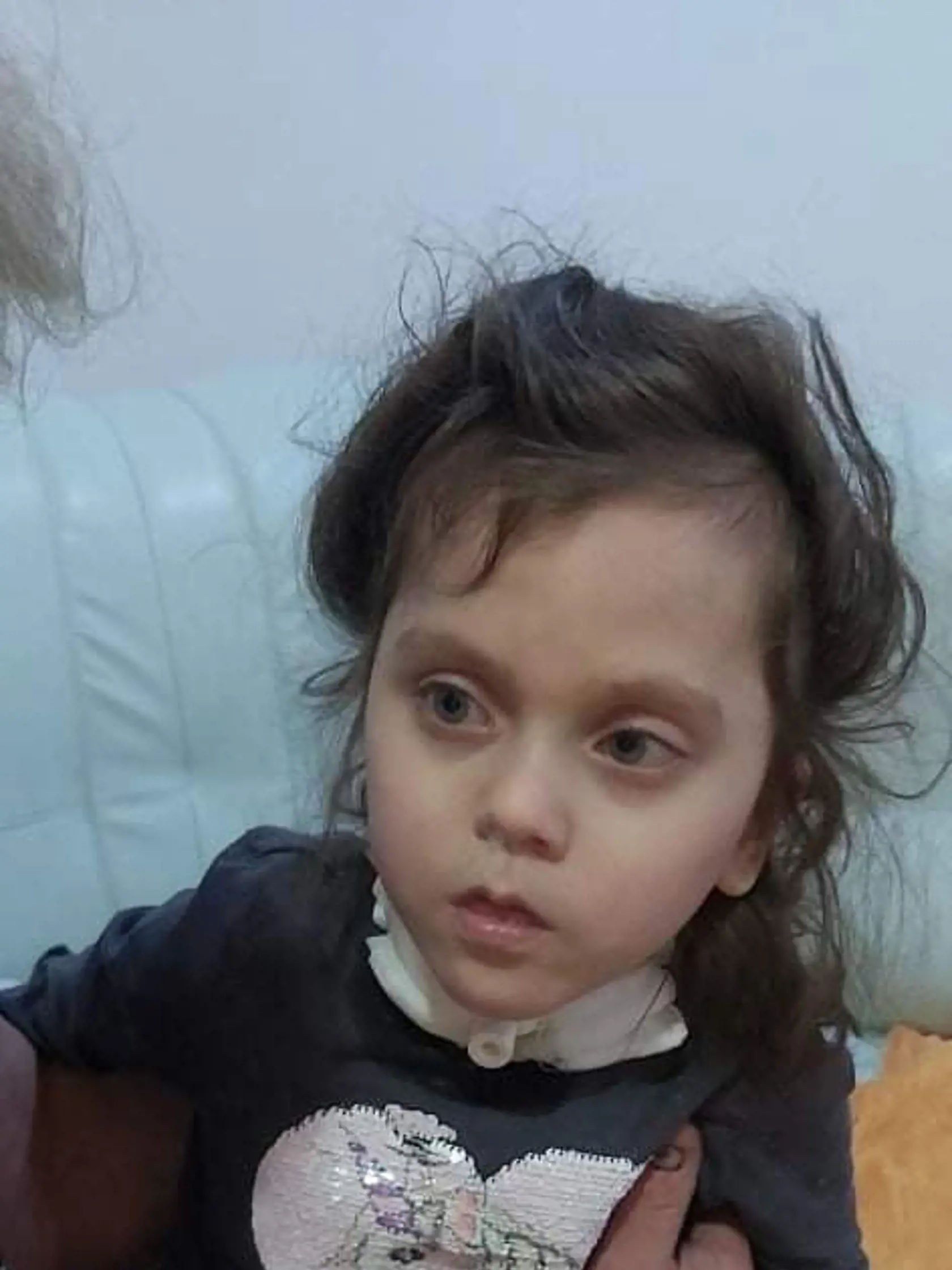 Katka má Westov syndróm, čo je forma epilepsie. Mama Klára sa jej snaží pomôcť všetkými možnými spôsobmi