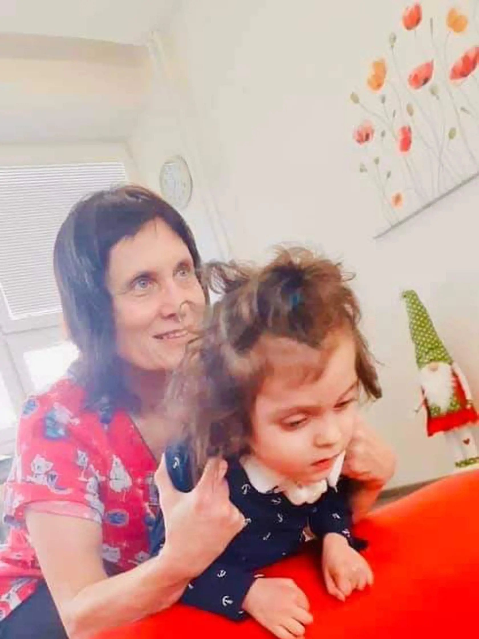 Katka má Westov syndróm, čo je forma epilepsie. Mama Klára sa jej snaží pomôcť všetkými možnými spôsobmi