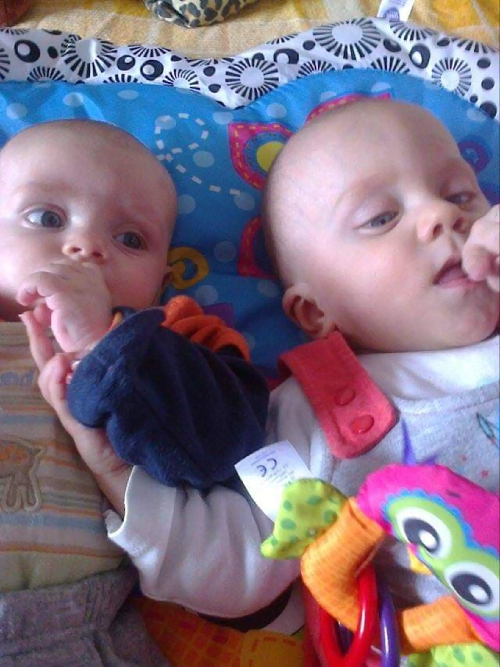 Katka má Westov syndróm, čo je forma epilepsie. Mama Klára sa jej snaží pomôcť všetkými možnými spôsobmi