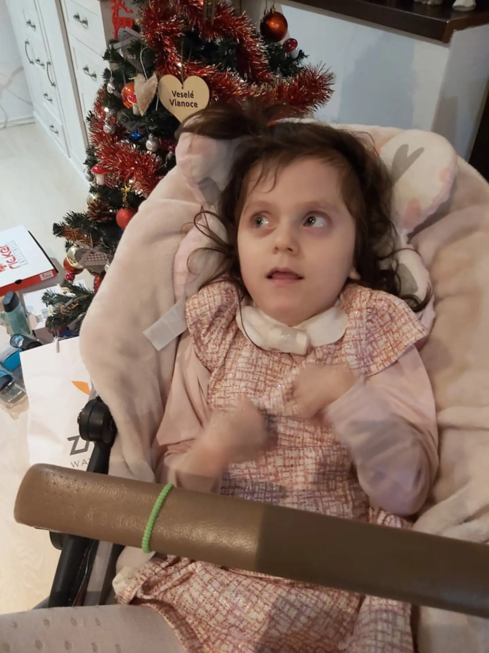 Katka má Westov syndróm, čo je forma epilepsie. Mama Klára sa jej snaží pomôcť všetkými možnými spôsobmi
