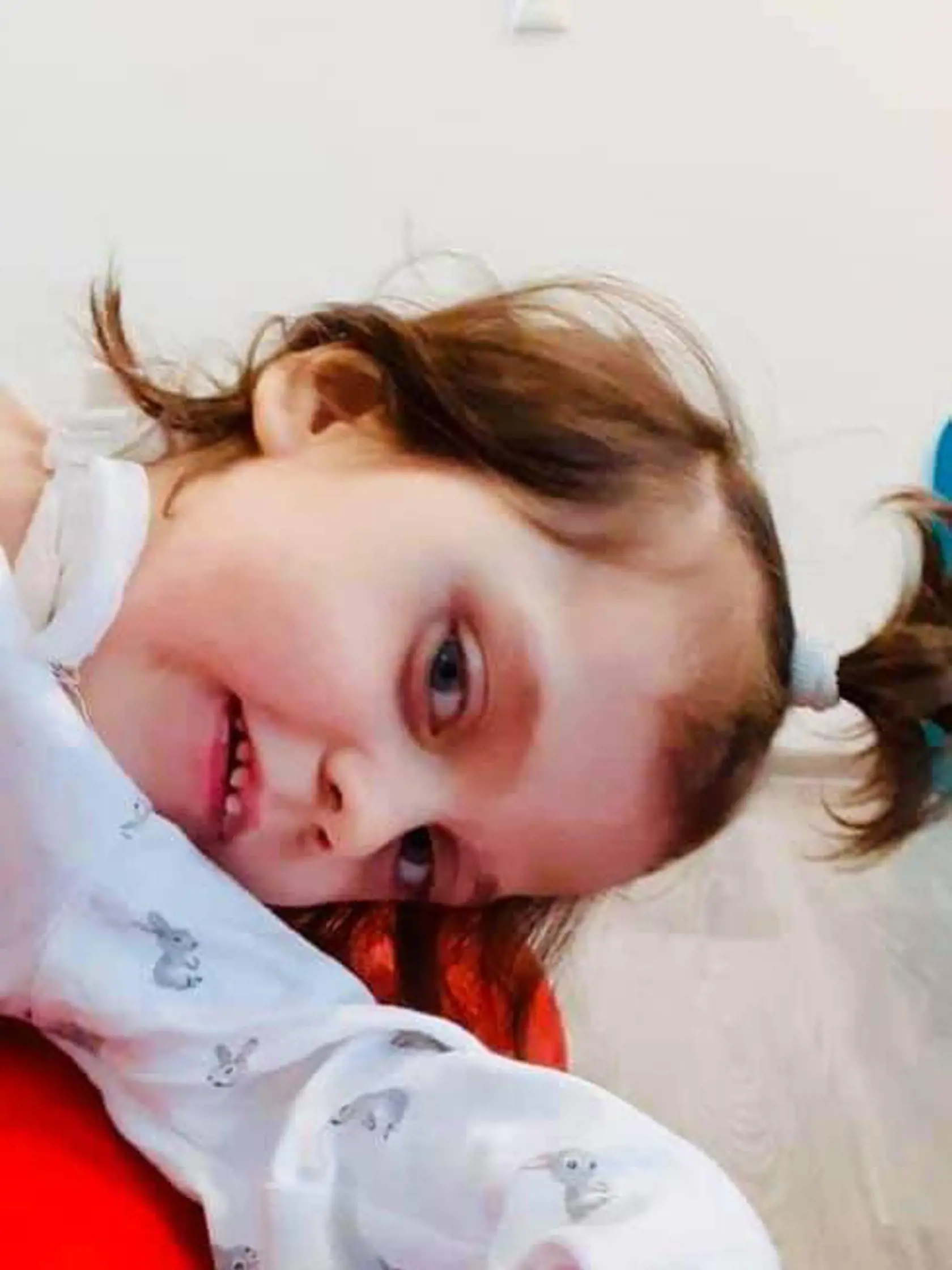 Katka má Westov syndróm, čo je forma epilepsie. Mama Klára sa jej snaží pomôcť všetkými možnými spôsobmi