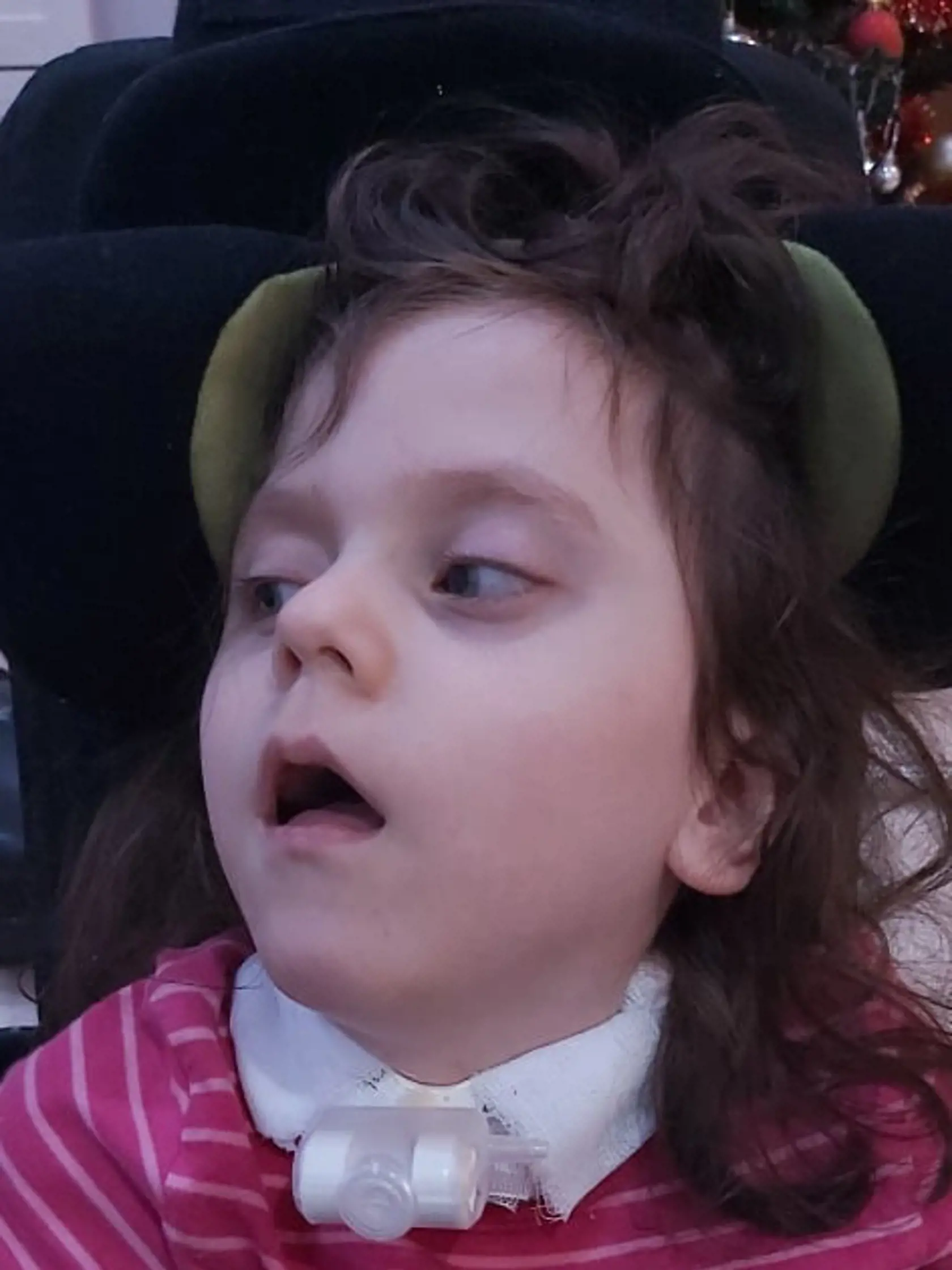 Katka má Westov syndróm, čo je forma epilepsie. Mama Klára sa jej snaží pomôcť všetkými možnými spôsobmi
