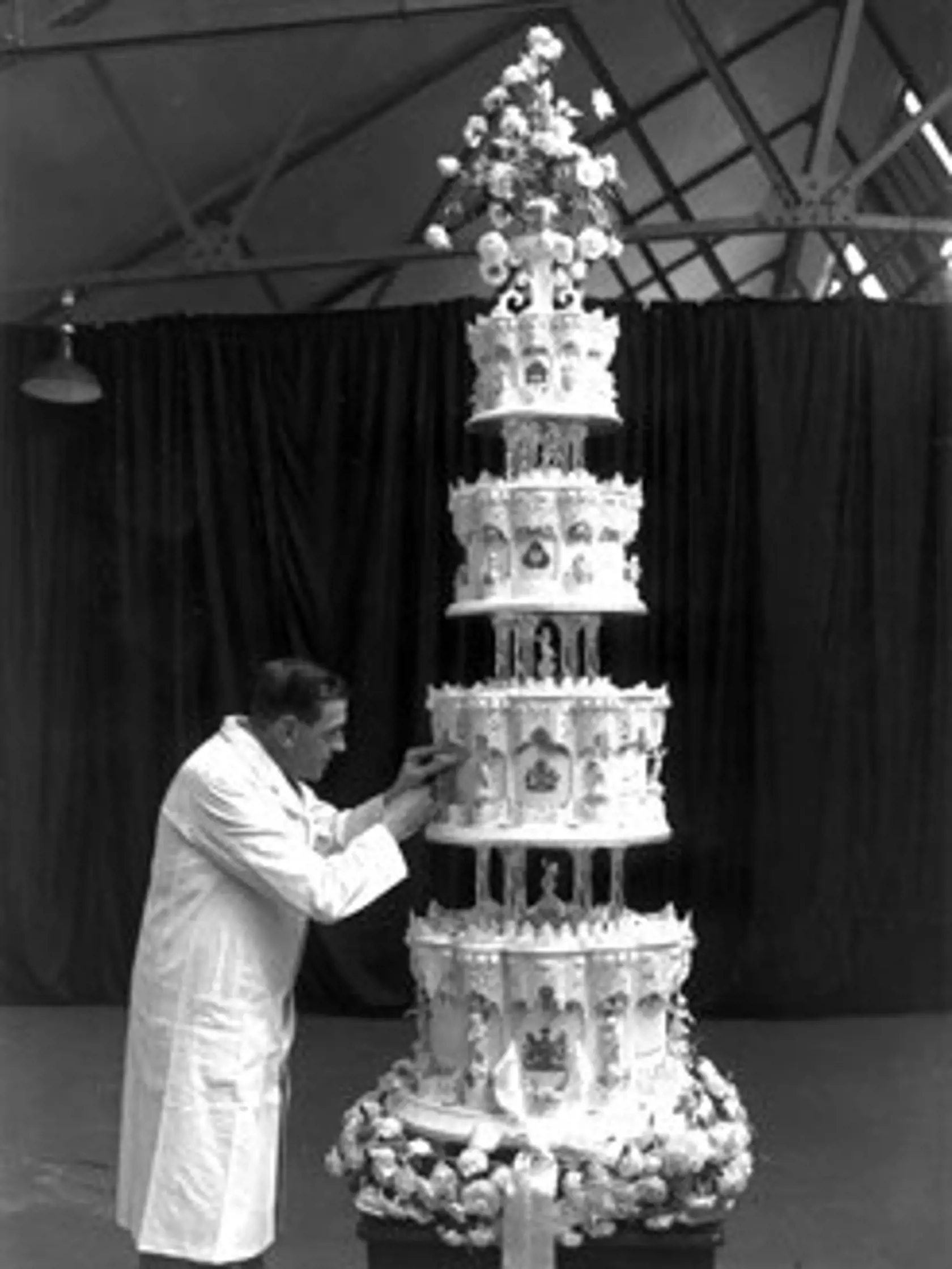 No a toto bola svadobná torta kráľovnej Alžbety a princa Philipa - v roku 1947.