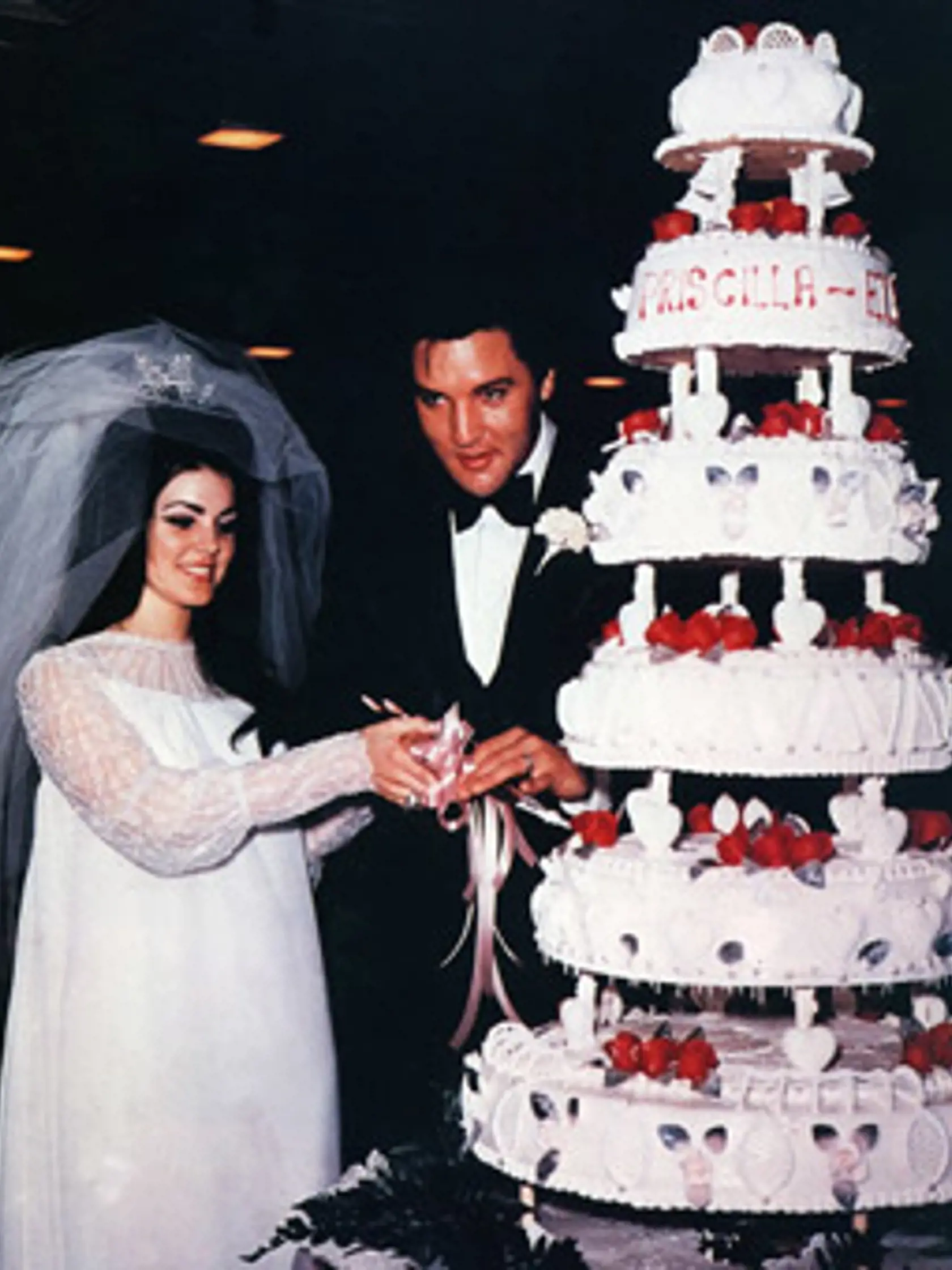 Elvis, Priscilla a ich torta v roku 1967.