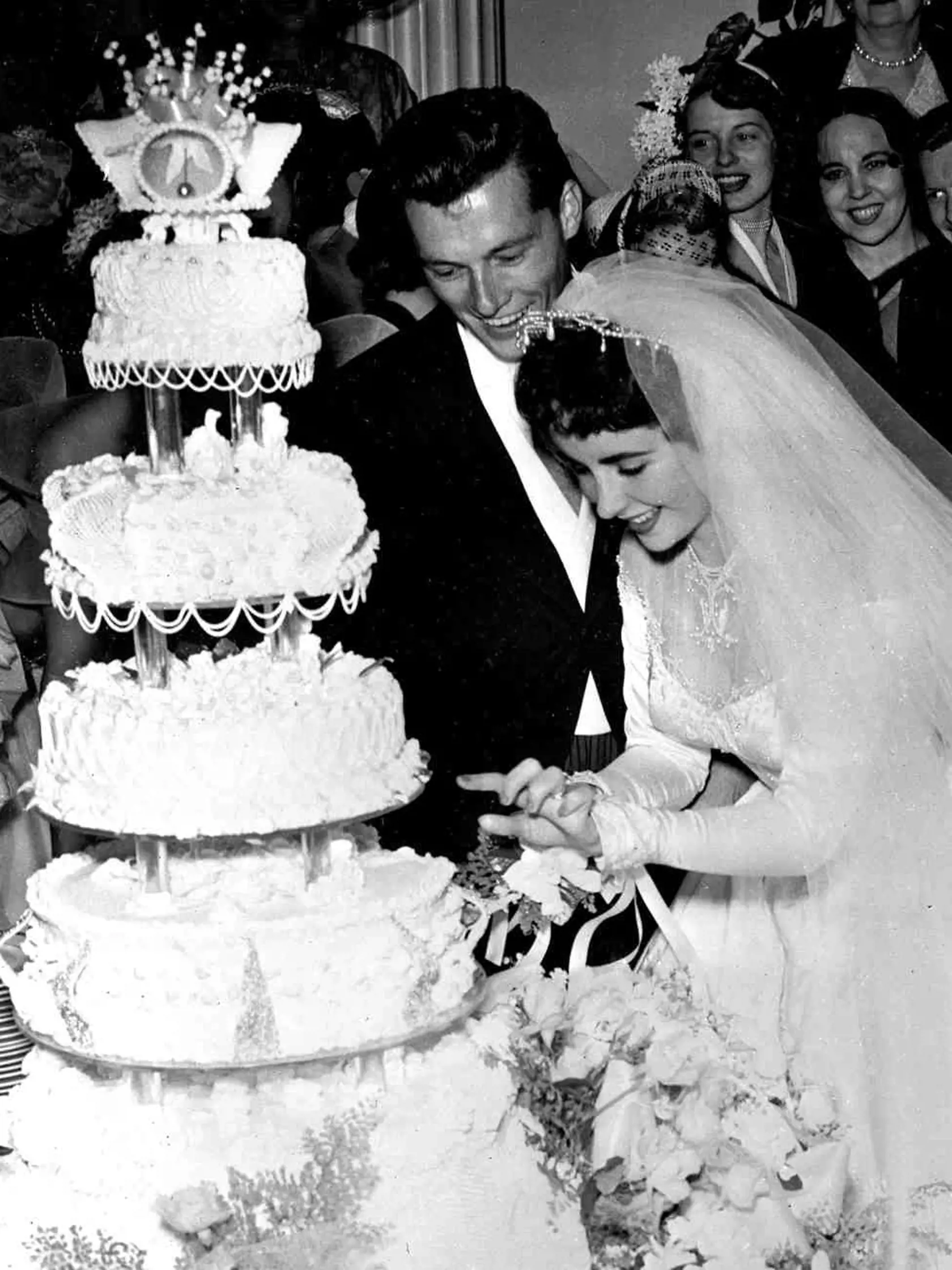 Liz Taylor a Conrad Hilton sa spolu smiali jeden rok.