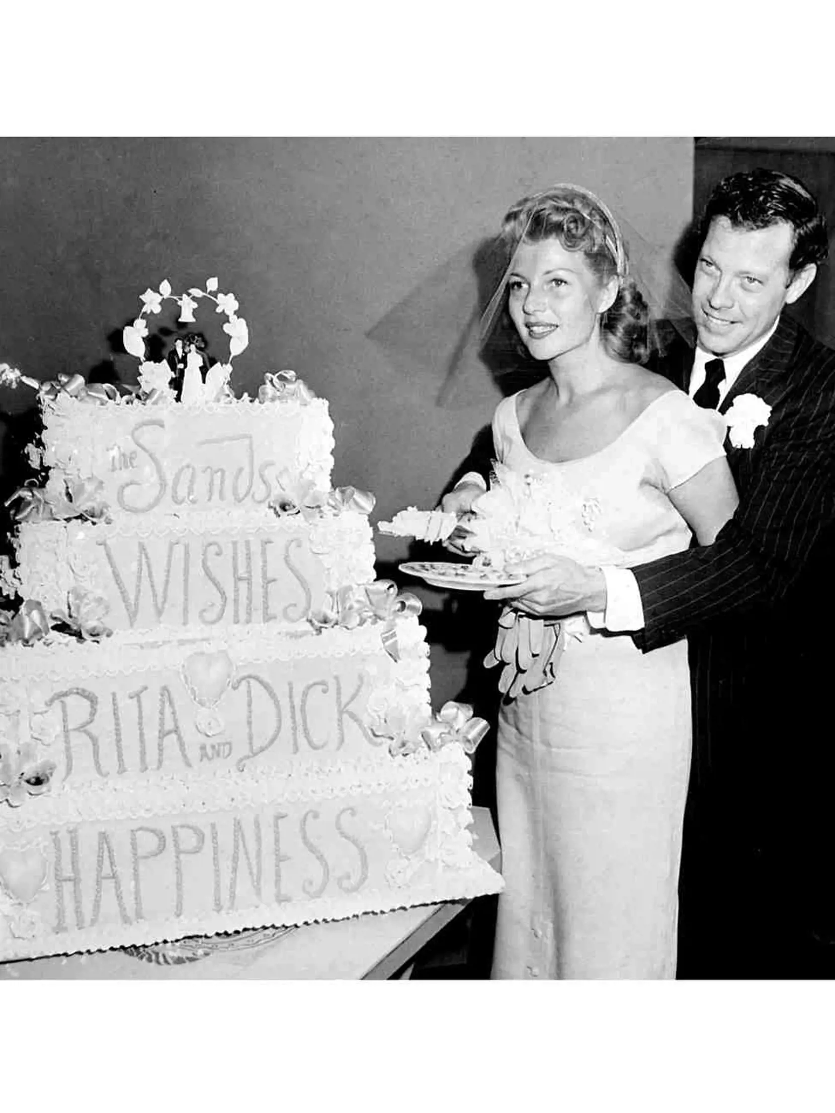 Nádherná Rita Hayworth sa vydávala niekoľkokrát. V spoločnosti tejto torty za Dicka Haymesa.