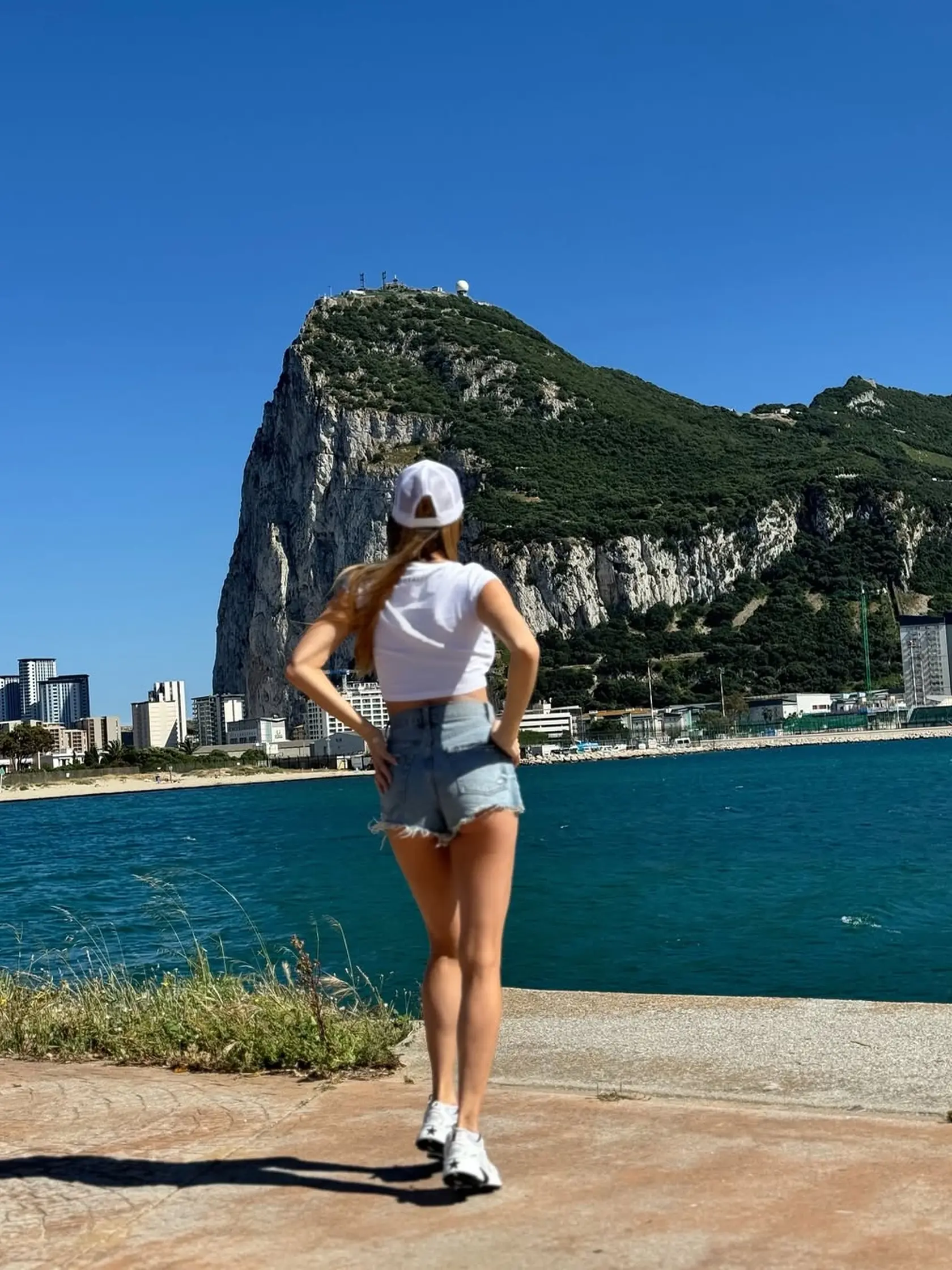 Andrea Verešová si počas dovolenky v Španielsku dopriala aj výlet na ikonický Gibraltar. Predviedla sa v kratučkých šortkách.