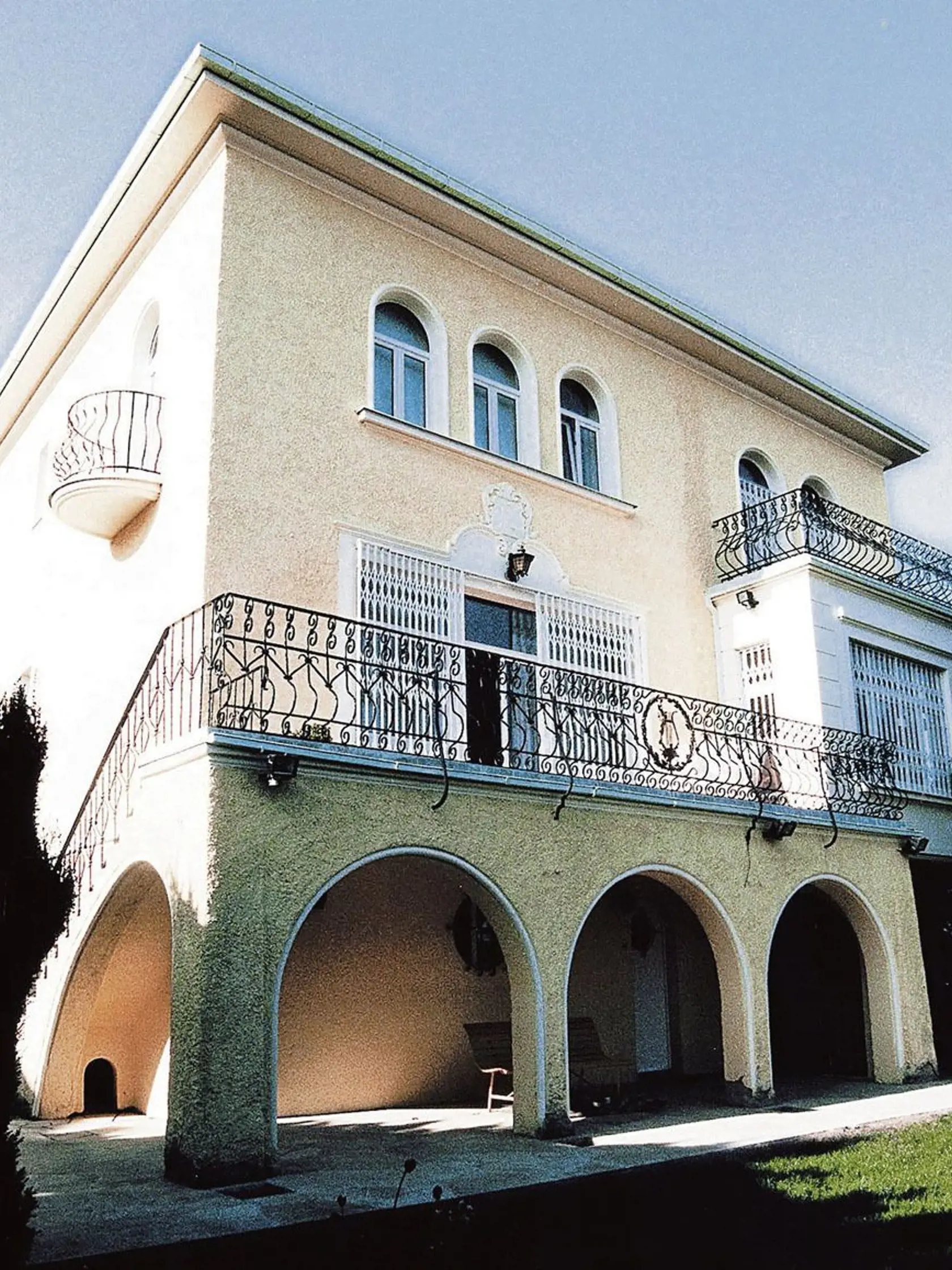 Gott žije s rodinou v luxusnej vile v pražskej štvrti Bertramka. Bývalým milenkám a ich deťom však nezostal nič dlžný.