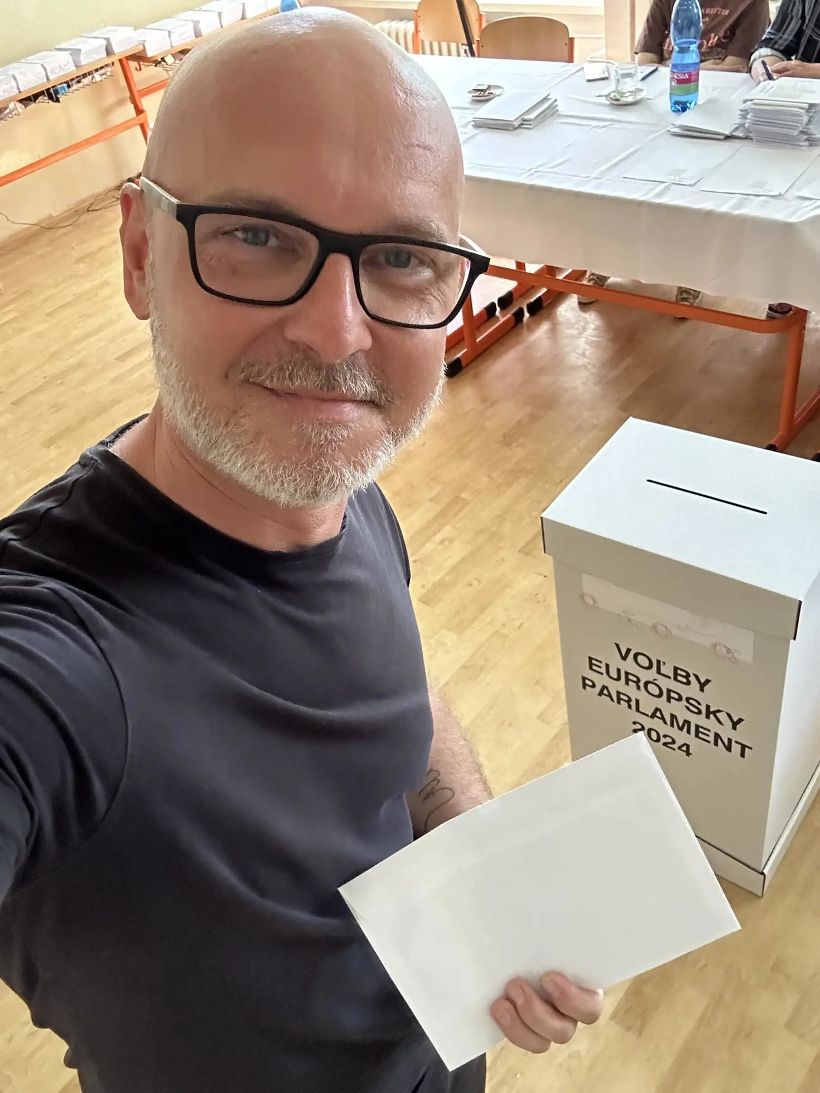 V čiernom tričku si vybehol odvoliť aj predseda SaS Branislav Gröhling, ktorý bol voliť prvýkrát mimo svojho bydliska a využil hlasovací preukaz.