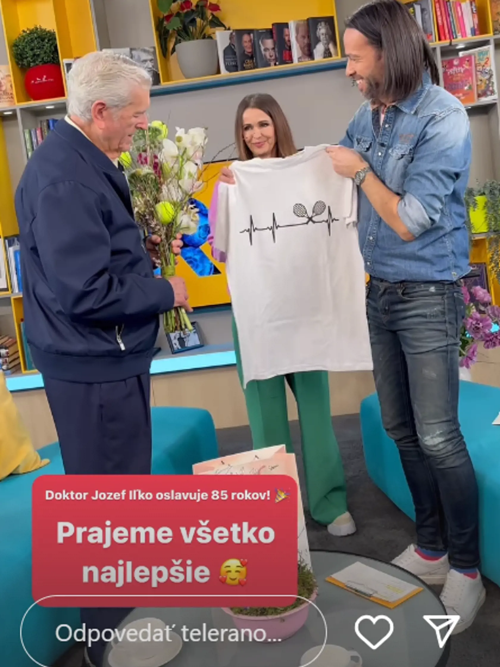Okrem kytice mu podarovali aj tričko s tenisovým motívom.
