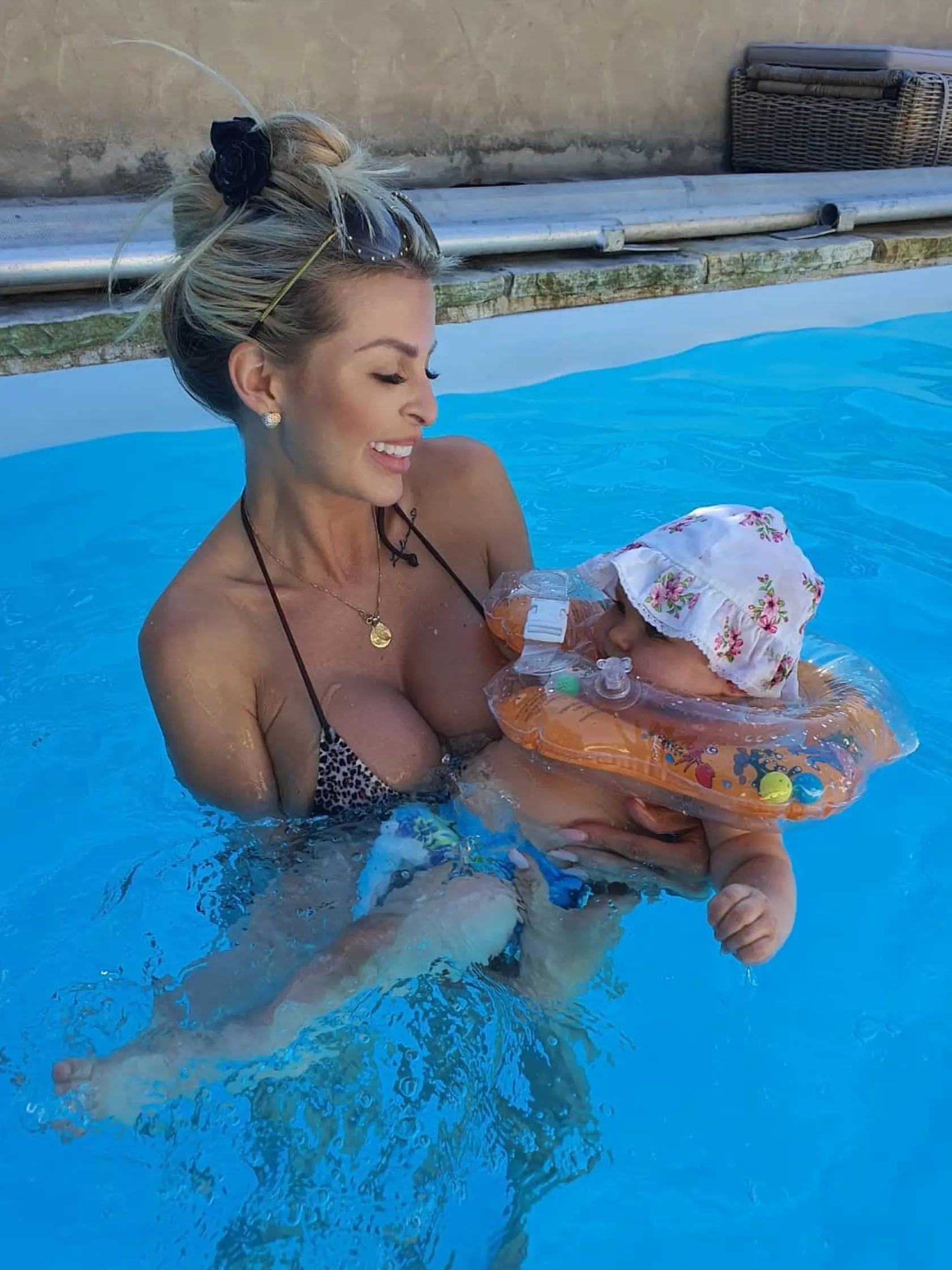 Aj Čech Karlos Vémola si užíva vo veľkom bazéne, ktorý dal vybudovať pri svojom luxusnom dome. Aj jeho partnerka Lela a dcérka Lili sa v ňom rady schladia v letných mesiacoch.