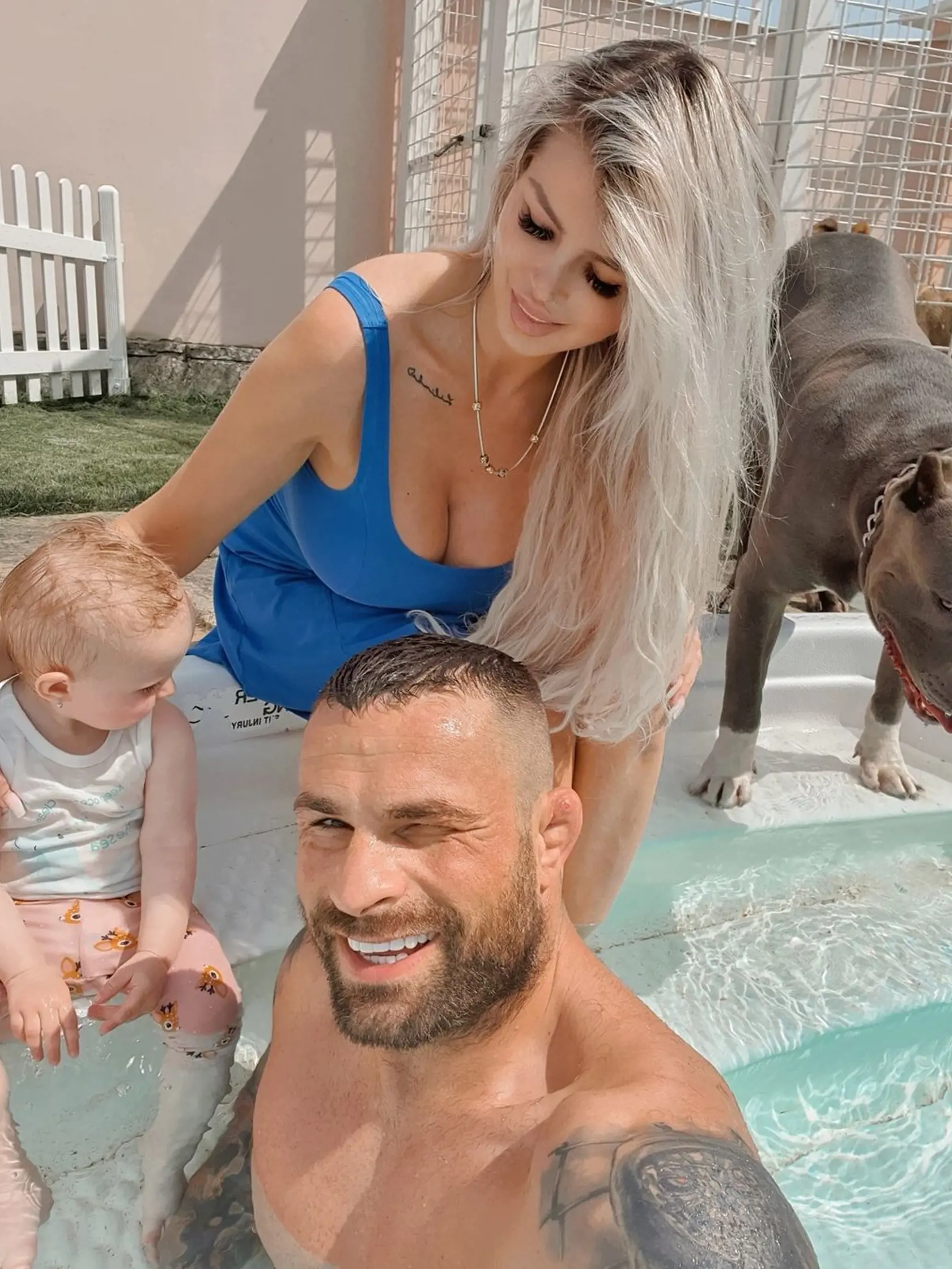 Aj Čech Karlos Vémola si užíva vo veľkom bazéne, ktorý dal vybudovať pri svojom luxusnom dome. Aj jeho partnerka Lela a dcérka Lili sa v ňom rady schladia v letných mesiacoch.