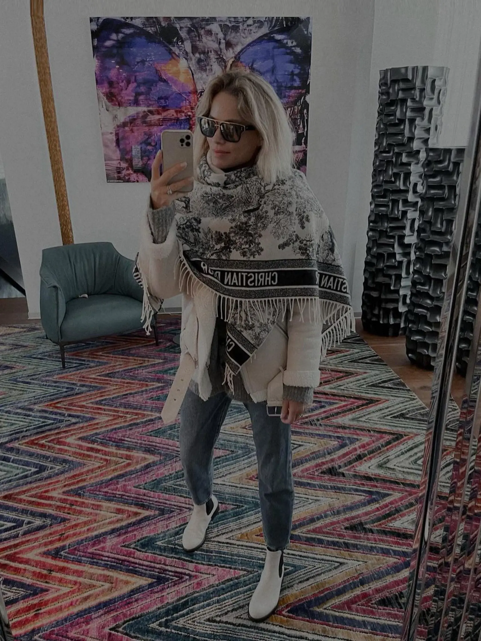 Ivana Gáborík a jej tip, ako nosiť veľkú šatku. Prehodila si ju cez kožušinovú leteckú bundu a vyzerá to fantasticky!