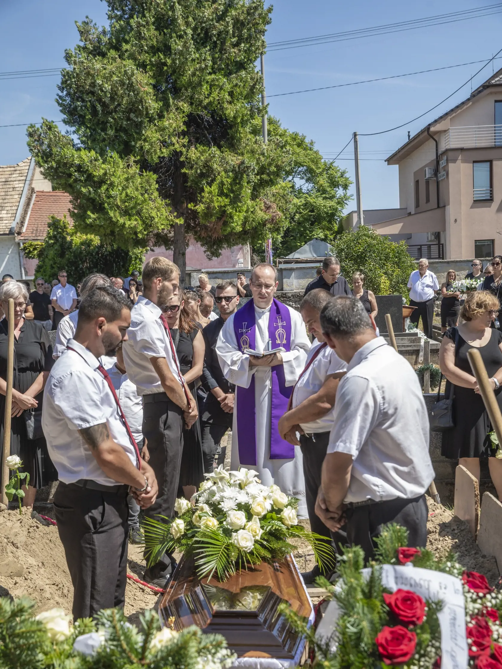 Na snímke je pohreb mladej ženy v Štúrove. Hádzanárke Cyntii, ktorú našli zabalenú v igelite, dnes povedali posledné zbohom.