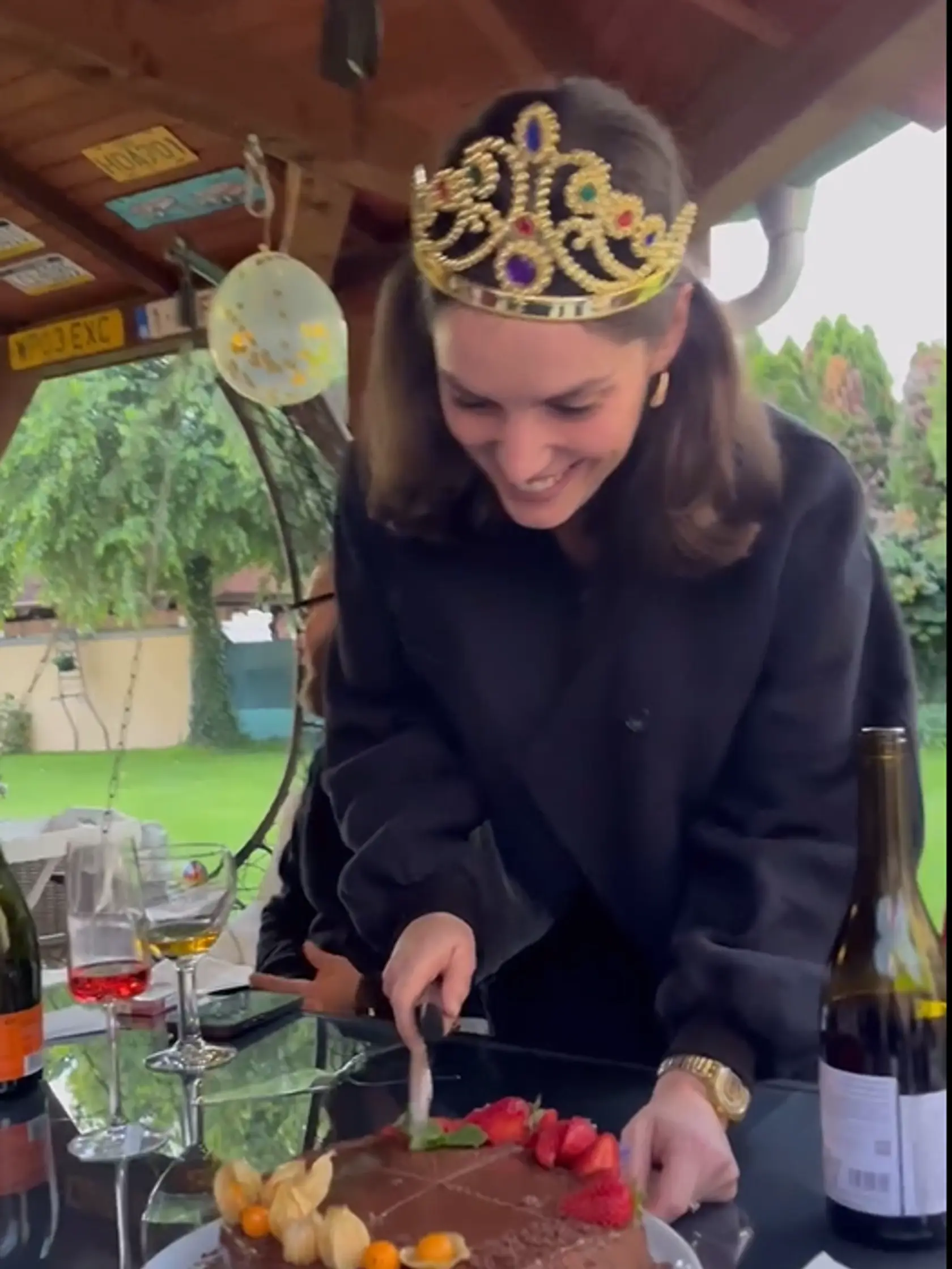 Sarah mala na hlave aj rozkošnú zlatú korunku.