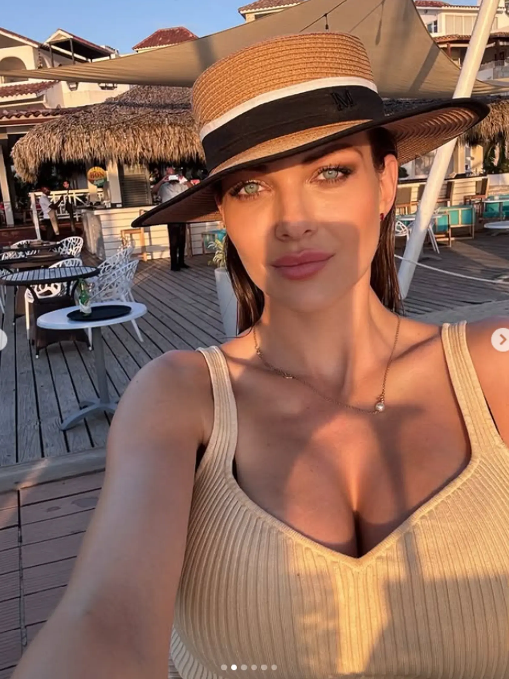 Martina Schindlerová si koncom marca vyrazila do Dominikánskej republiky. Pozornosť opäť upútala vďaka vylepšenému dekoltu a sexi postave.