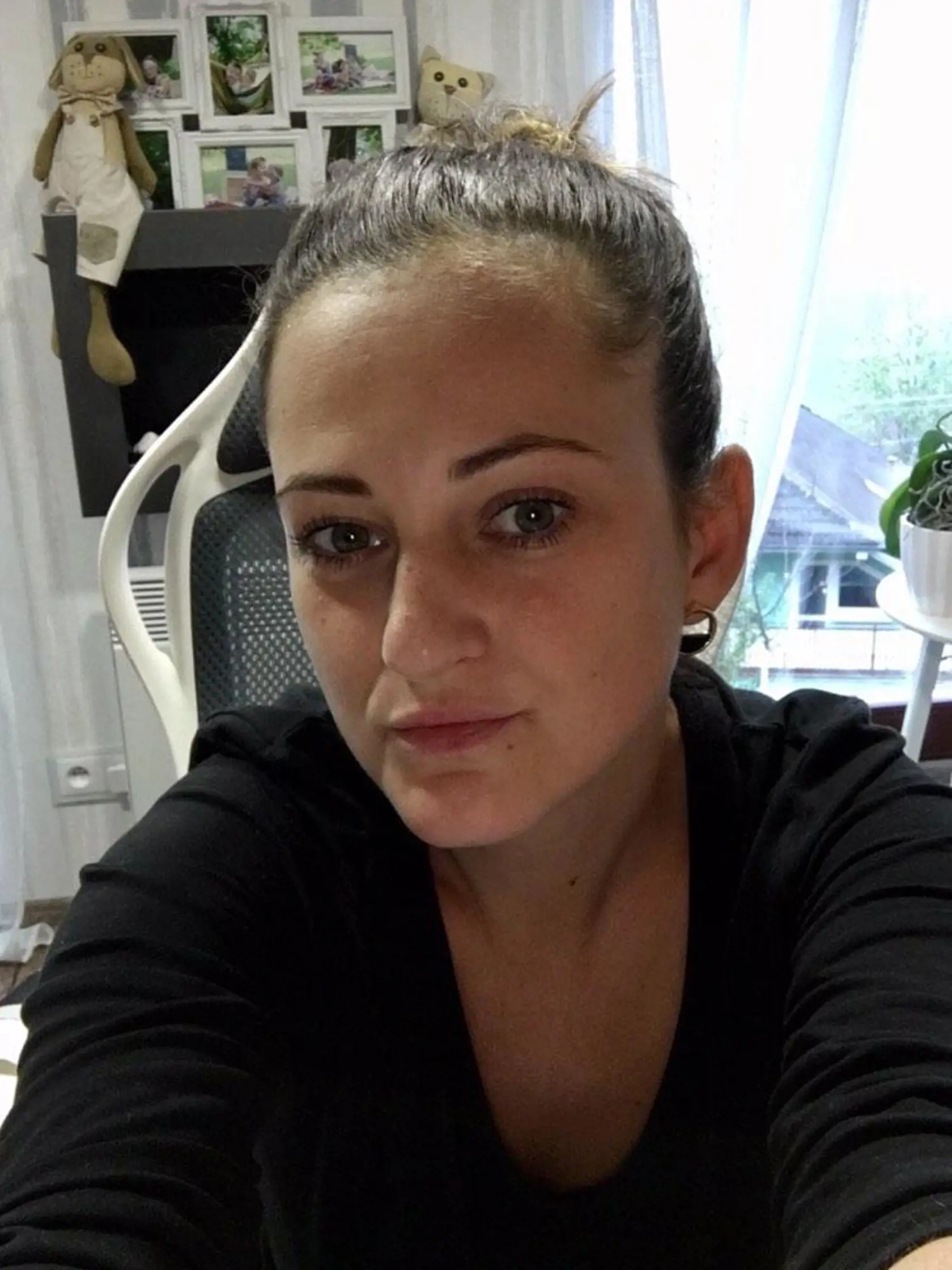 Lucia počas karantény šije rúška.