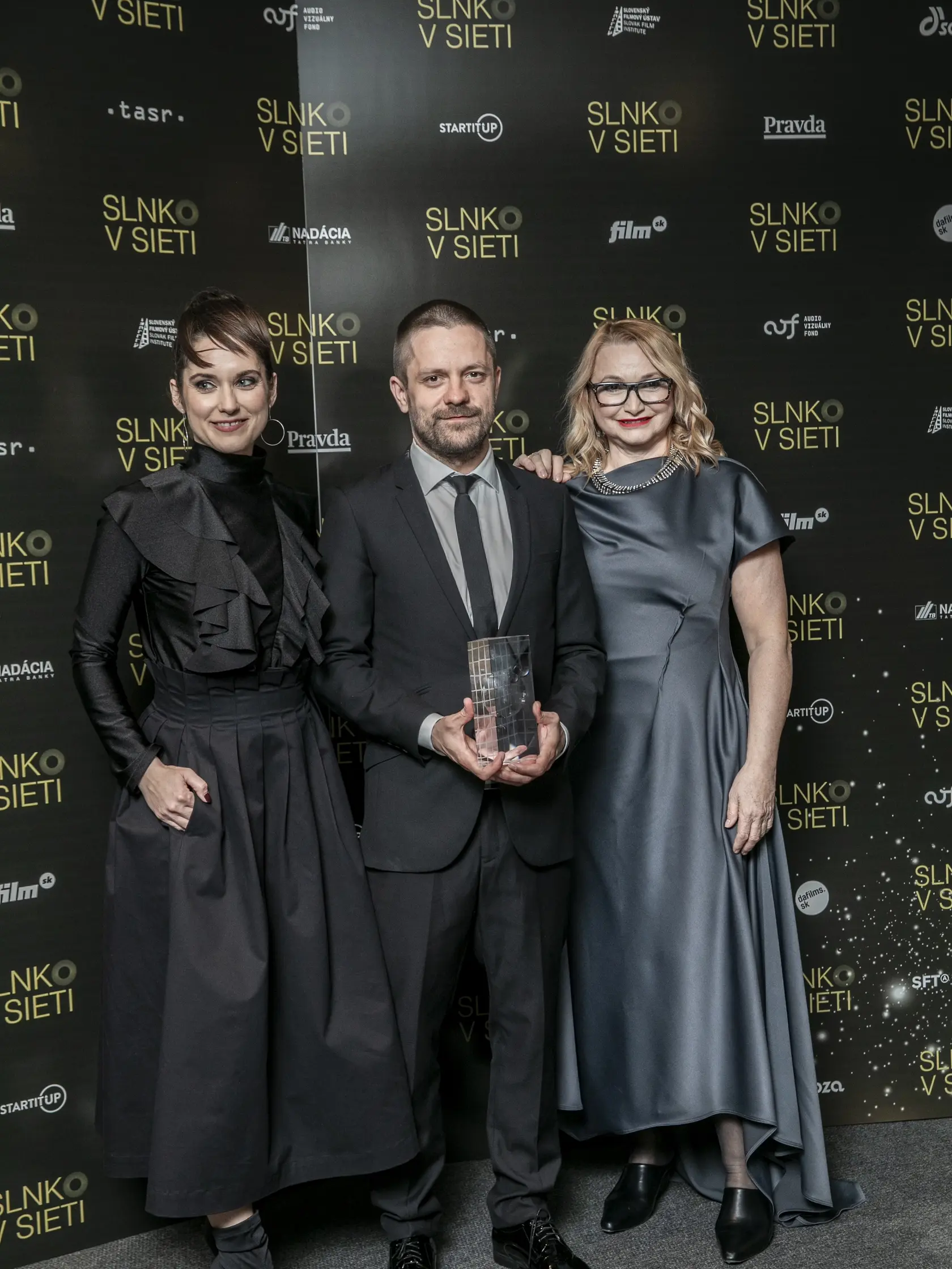  Na snímke je slávnostné odovzdávanie cien Slnko v sieti za rok 2024.  Na fotke je český filmový herec, režisér a scenárista Jiří Mádl, Judit Bardós a Anna Šišková.