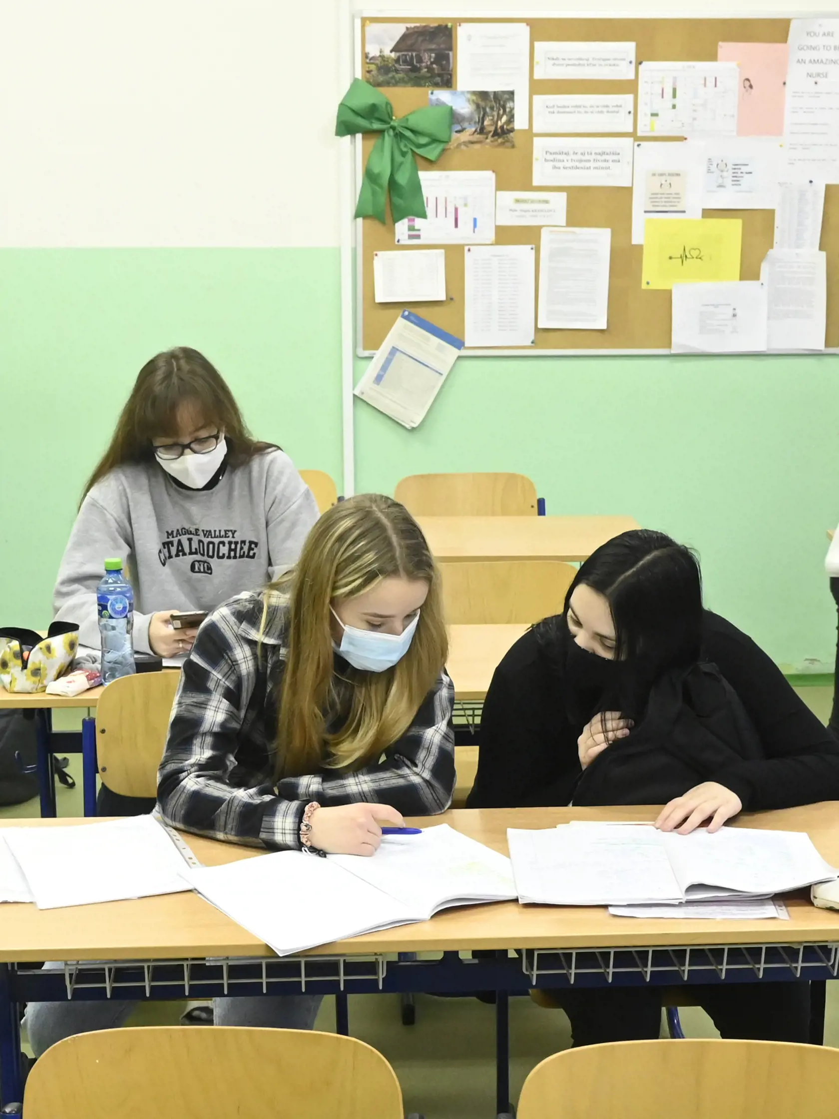 Študenti sa pripravujú na obnovené vyučovanie v jednej z tried Strednej zdravotníckej školy Celestíny Šimurkovej v Trenčíne, 8. februára 2021. Trenčiansky samosprávny kraj otvoril stredné školy pre študentov končiacich ročníkov v šiestich z deviatich svojich okresov. FOTO TASR - Radovan Stoklasa