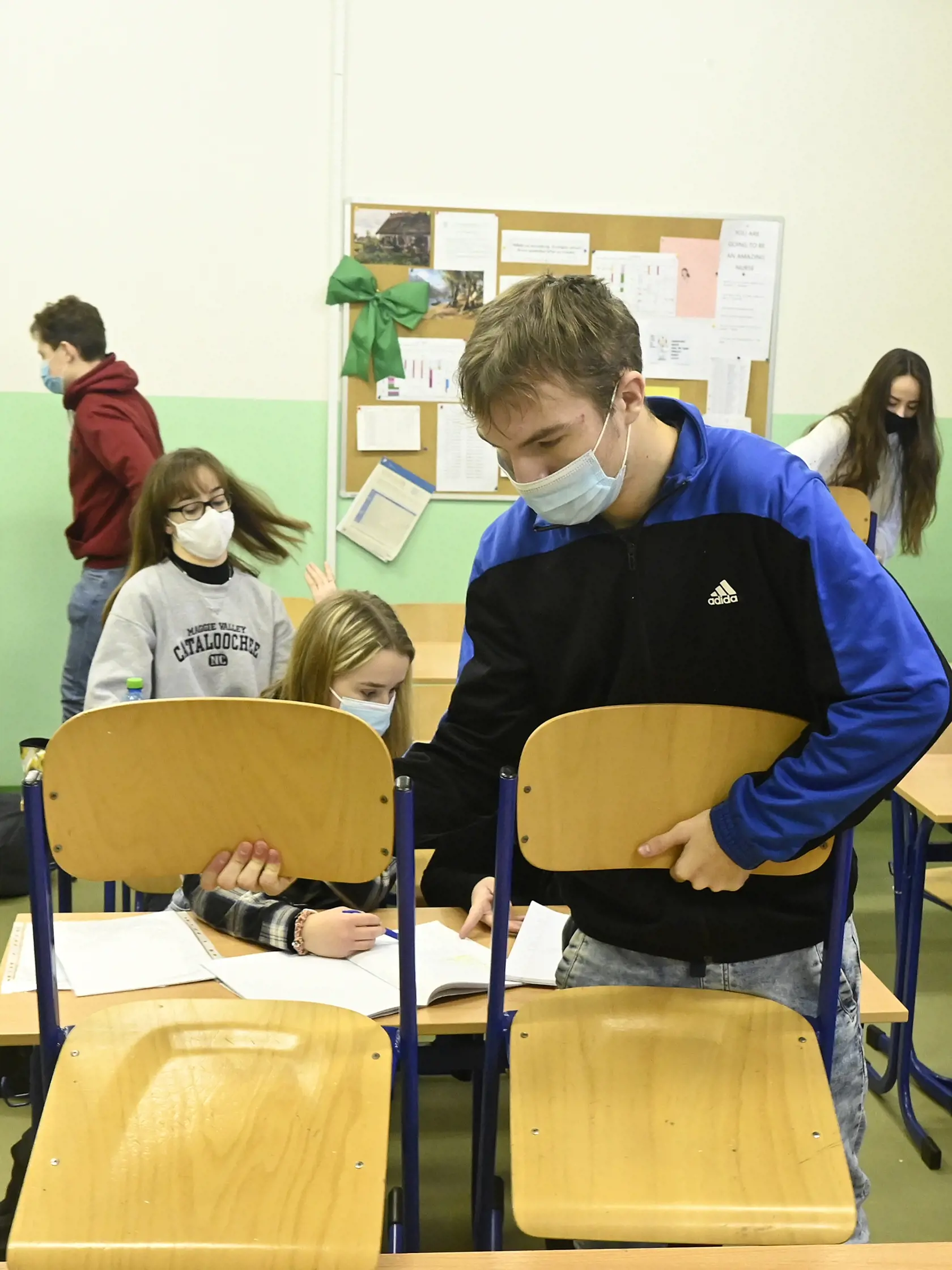 Študenti sa pripravujú na obnovené vyučovanie v jednej z tried Strednej zdravotníckej školy Celestíny Šimurkovej v Trenčíne, 8. februára 2021. Trenčiansky samosprávny kraj otvoril stredné školy pre študentov končiacich ročníkov v šiestich z deviatich svojich okresov. FOTO TASR - Radovan Stoklasa