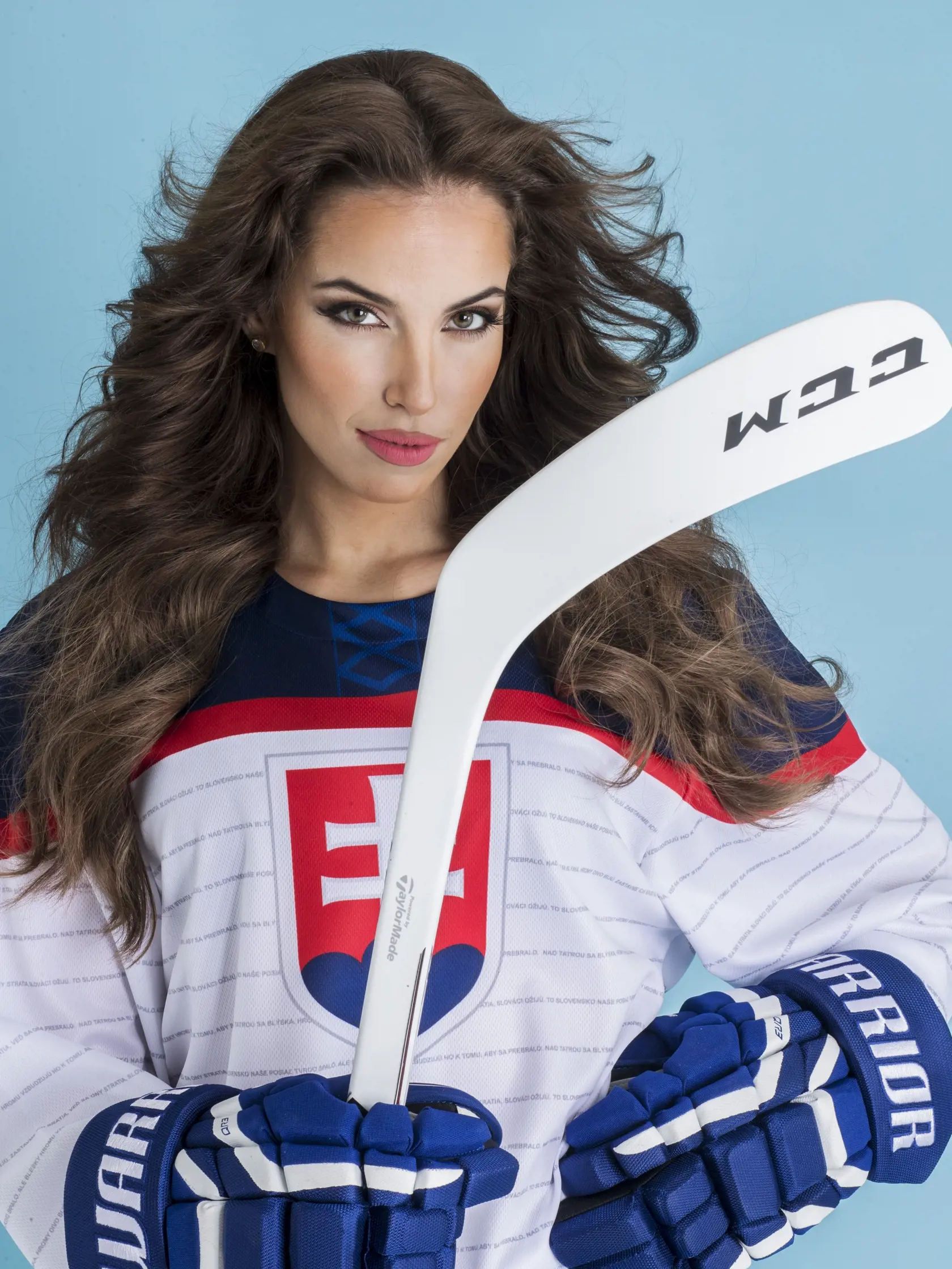 Na snimke modelka Simona Leskovska v drese slovenskej hokejovej reprezentacie.