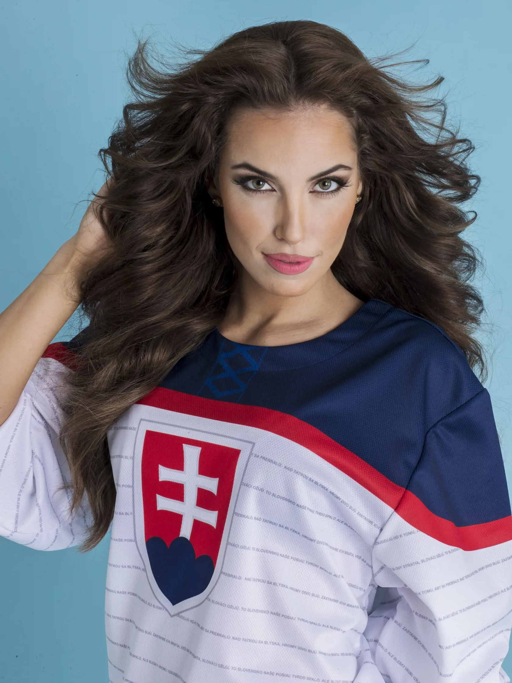 Na snimke modelka Simona Leskovska v drese slovenskej hokejovej reprezentacie.
