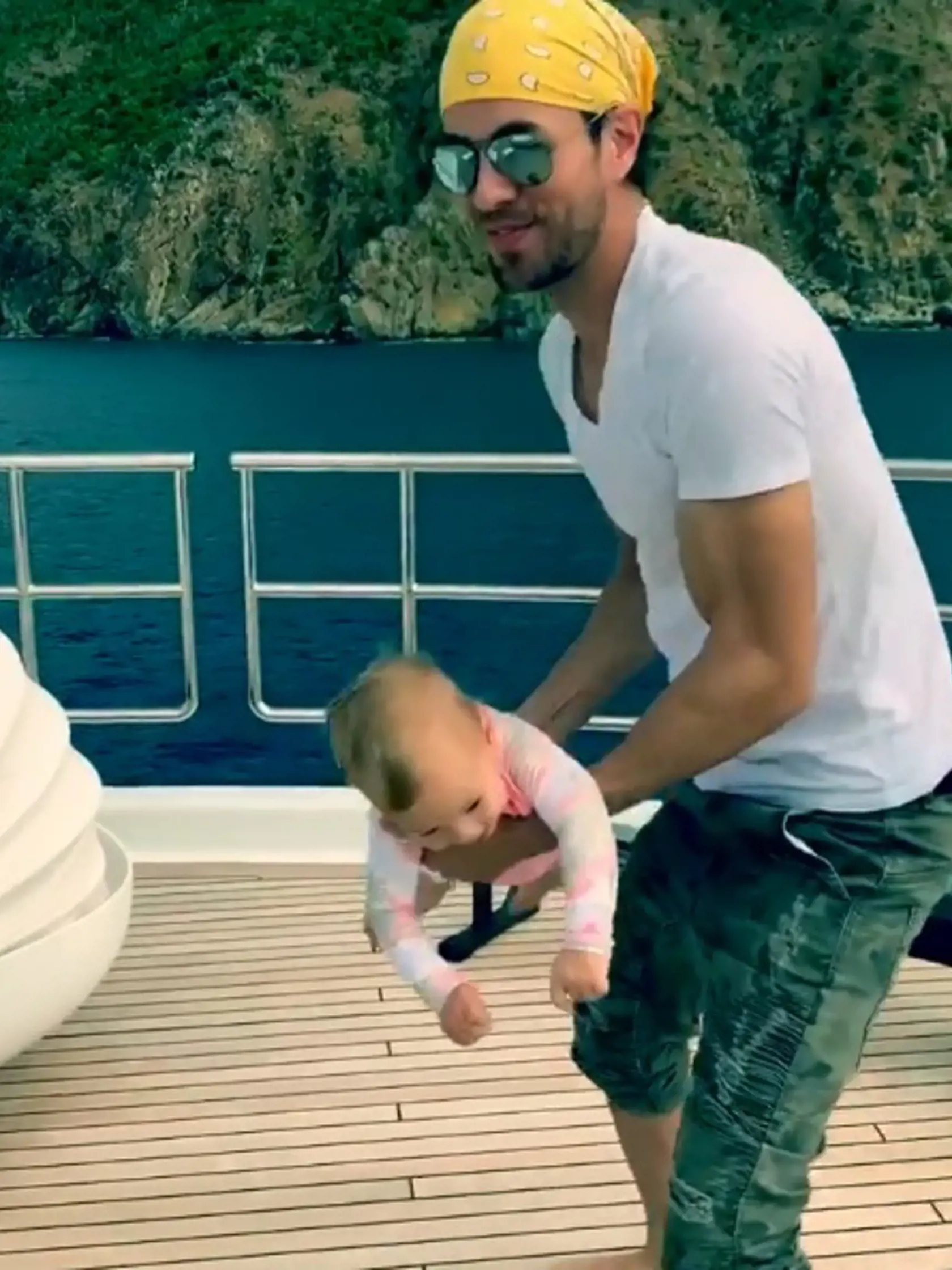 Rodičovstvo si užívajú: Anna Kurnikovová a Enrique Iglesias sú rodičmi dvojročných dvojičiek Lucy a Nicholasa. Je s nimi veľká zábava. Teraz im pribudlo tretie dieťa.