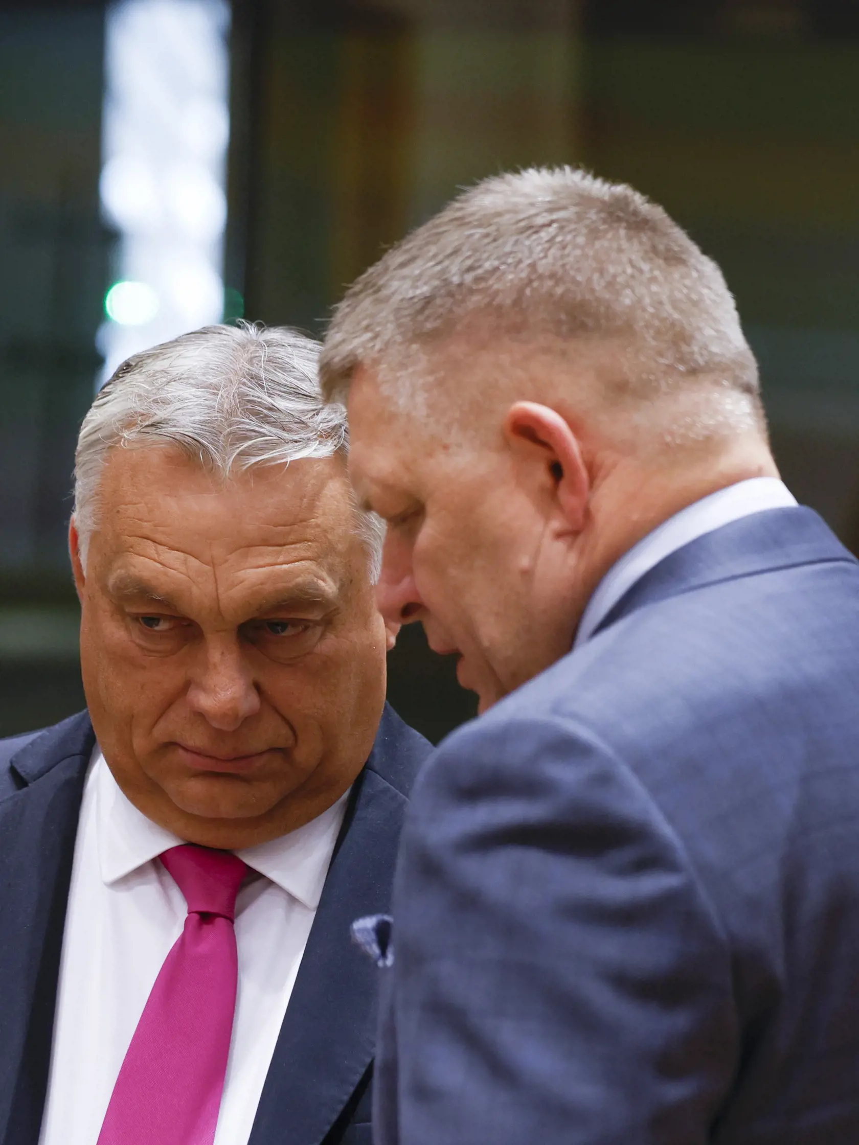Slovenský premiér Robert Fico (vpravo) a maďarský premiér Viktor Orbán (vľavo) diskutujú na úvod dvojdňového summitu lídrov EÚ v Bruseli vo štvrtok 26. októbra 2023. Dvojdňový summit lídrov EÚ, ktorý sa začal vo štvrtok popoludní v Bruseli, má okrem dávnejšie dohodnutých tém ponúknuť aj odpoveď na to, ako sa Európska únia postaví k najnovšej vlne násilia medzi Izraelom a palestínskym hnutím Hamas.