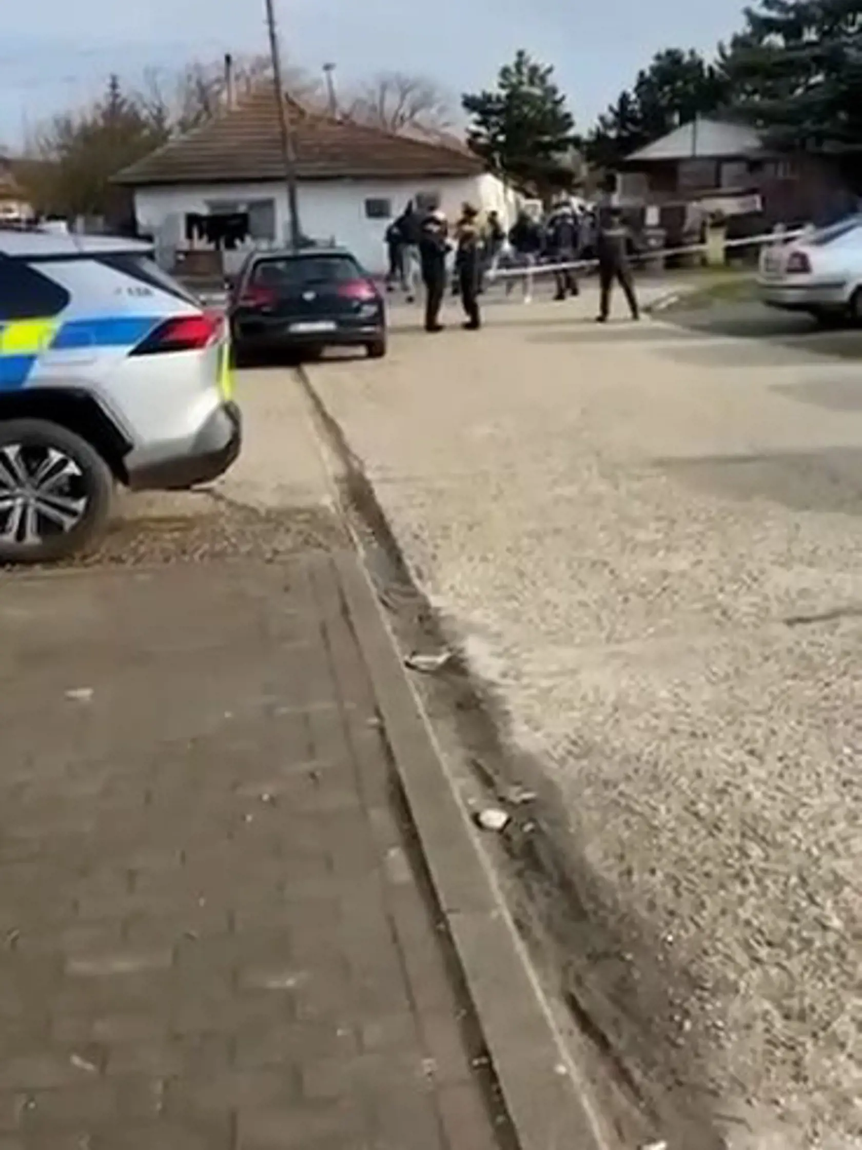 Zásah policajných zložiek v obci Jelenec.