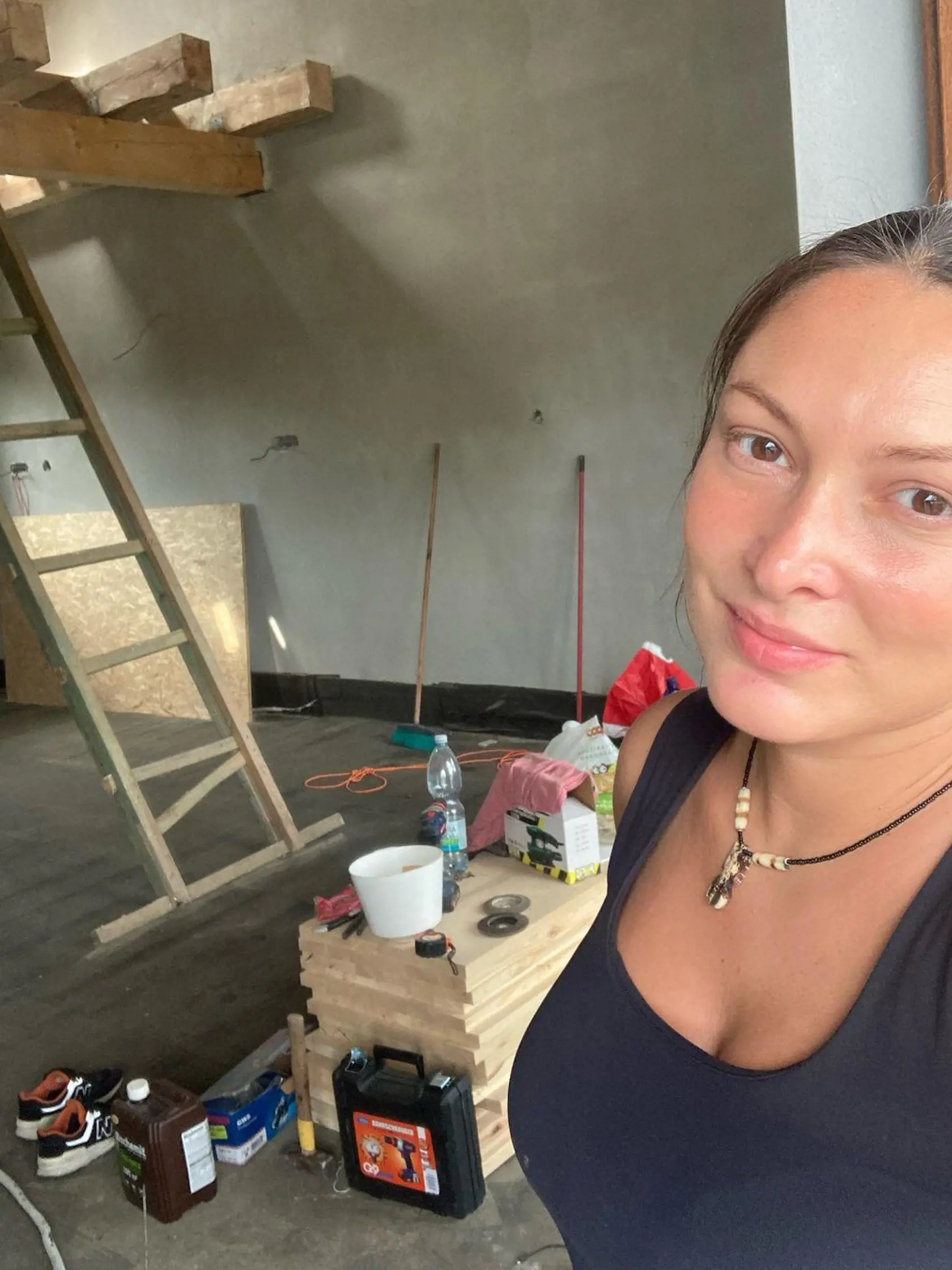Mona neunávne pracovala na dome s rodinou.