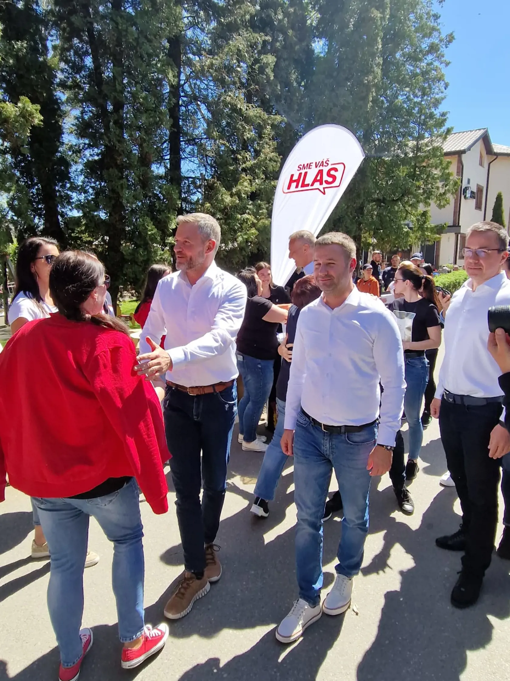 V Prešove oslavovali sviatok práce členovia a prívrženci politickej strany Hlas SD a jej lídra Petra Pellegriniho. Nechýbali Denisa Saková, Zuzana Dolinková, Richard Raši, Michal Kaliňák, Erik Tomáš. Všetkých vítal prešovský krajský šéf strany Richard Eliáš.