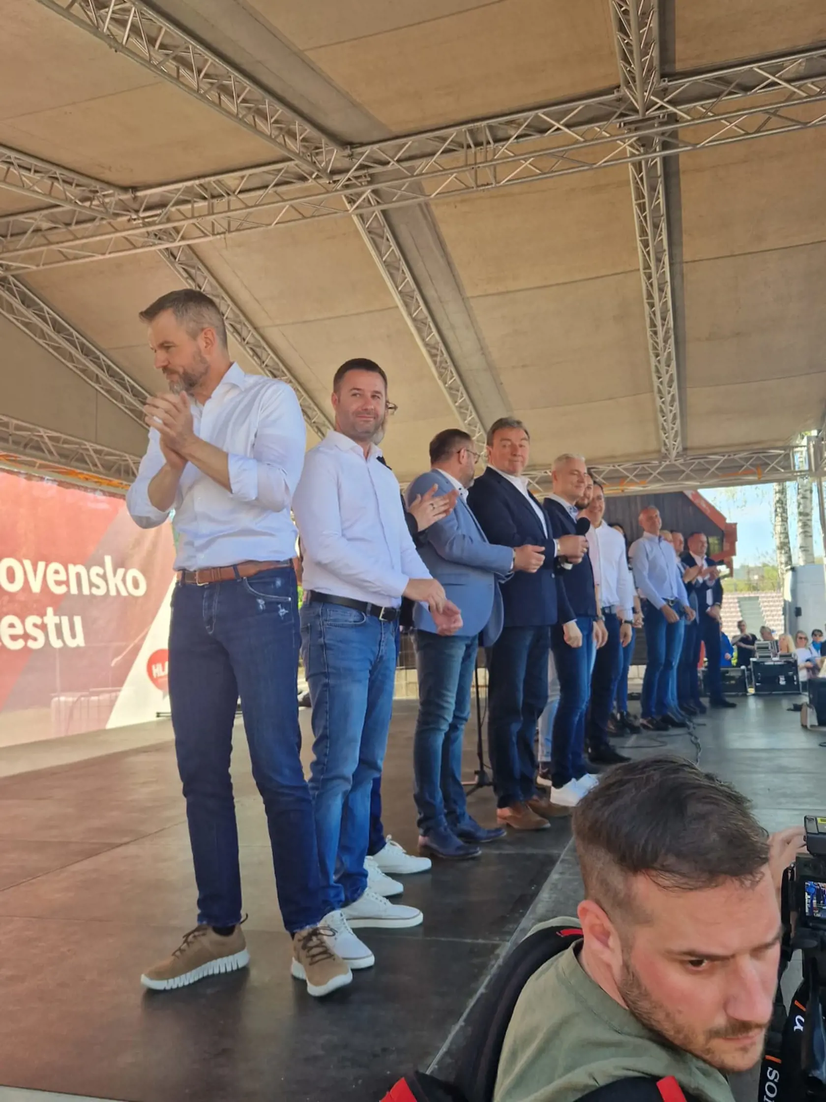 V Prešove oslavovali sviatok práce členovia a prívrženci politickej strany Hlas SD a jej lídra Petra Pellegriniho. Nechýbali Denisa Saková, Zuzana Dolinková, Richard Raši, Michal Kaliňák, Erik Tomáš. Všetkých vítal prešovský krajský šéf strany Richard Eliáš.