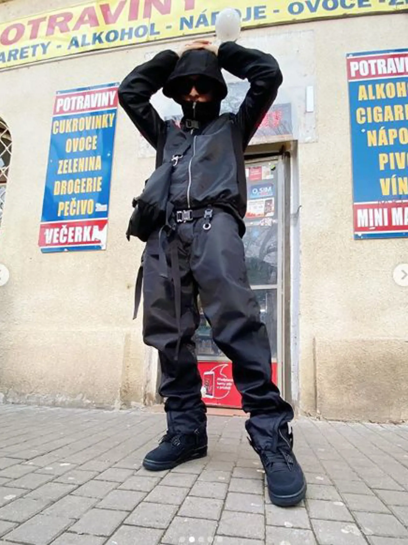 Dalyb s obľubou nosí voľné nohavice a tenisky.