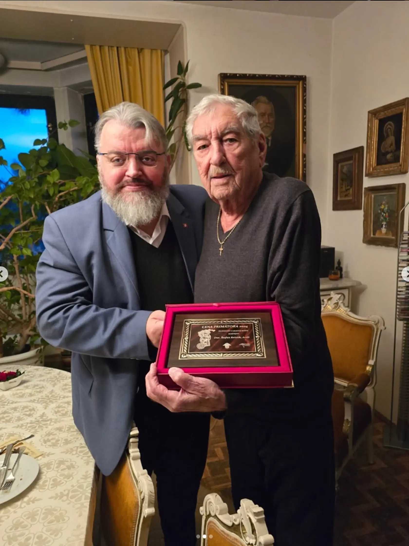 Štefan Kvietik pozval kamaráta Eduarda Chmelára viackrát k sebe domov, do svojho kráľovstva neďaleko Bratislavského hradu. Takto to vyzeralo v hercovom dome. V obývačke mal historický nábytok a po stenách mnoho starých obrazov. 