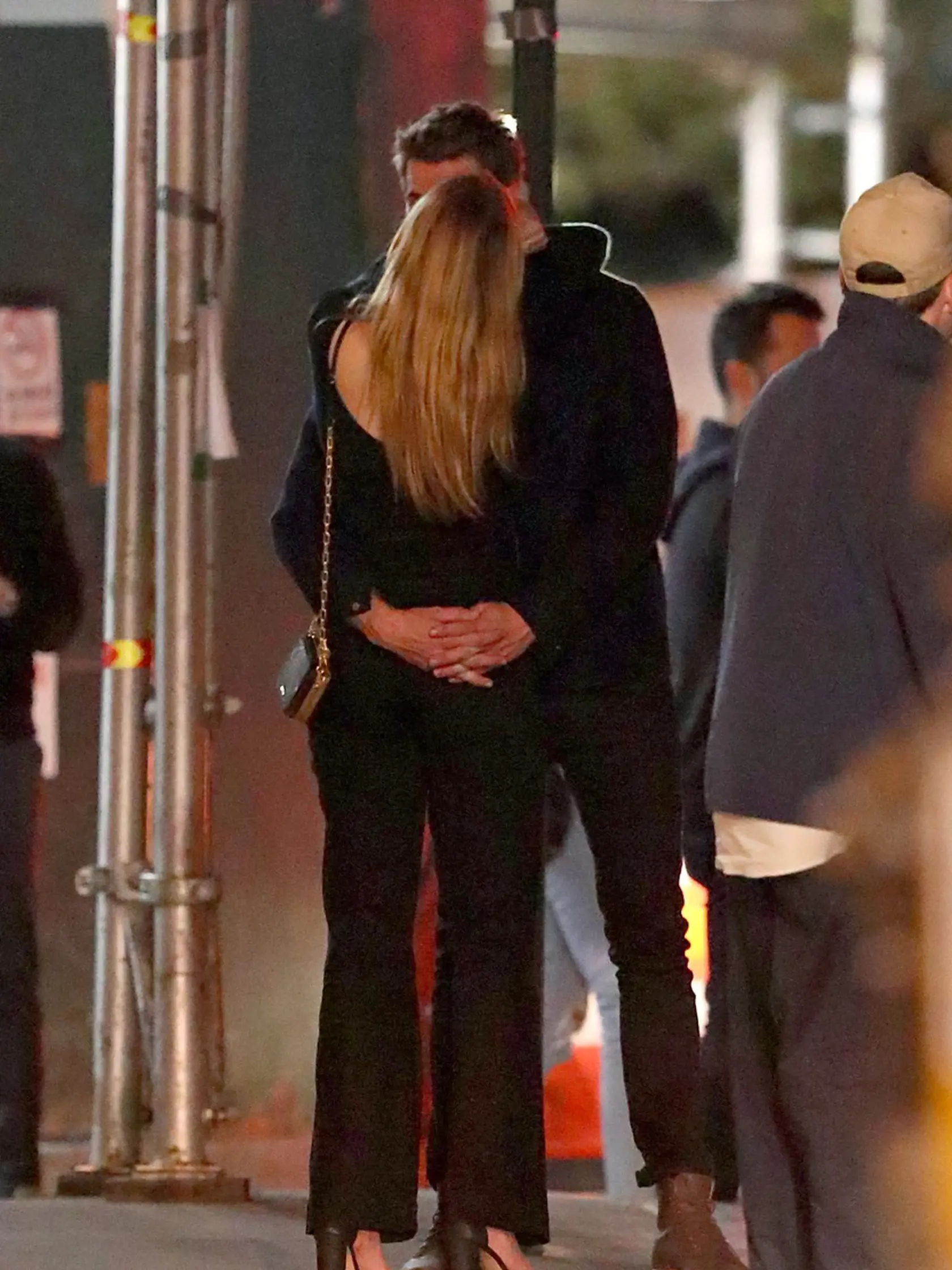 Liam Hemsworth a herečka Maddison Brown v objatí.