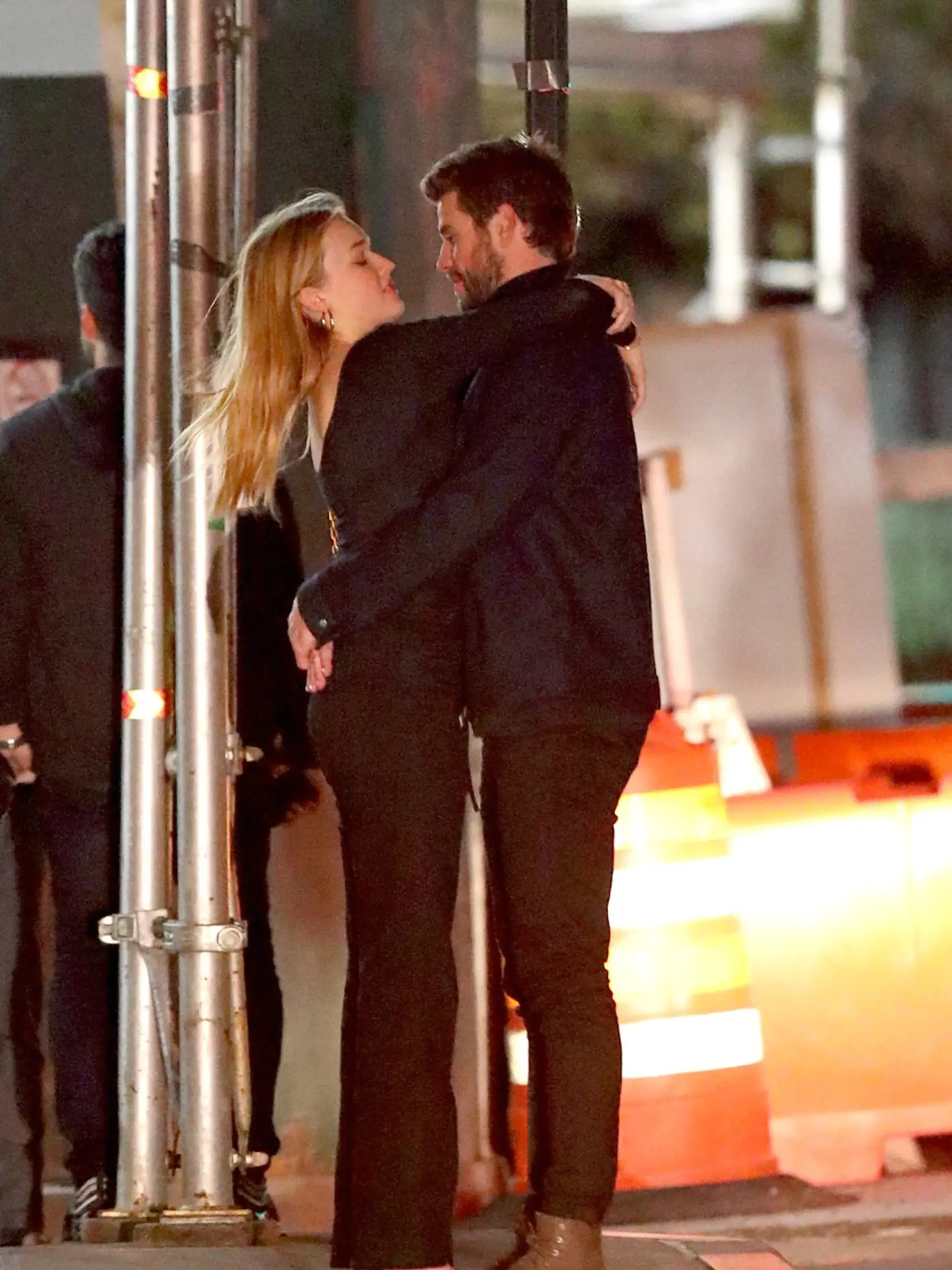 Liam Hemsworth a herečka Maddison Brown v objatí.