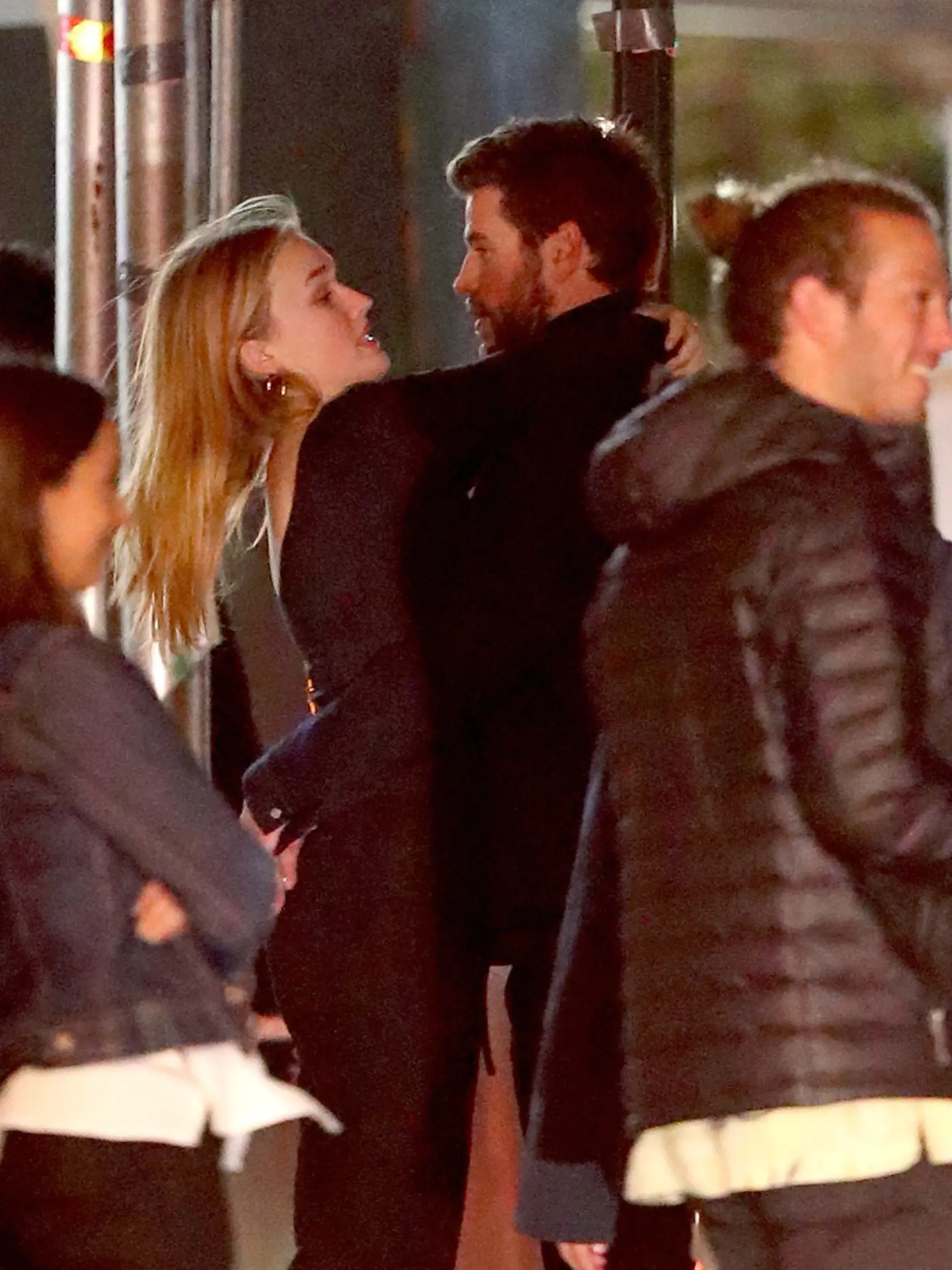Liam Hemsworth a herečka Maddison Brown v objatí.