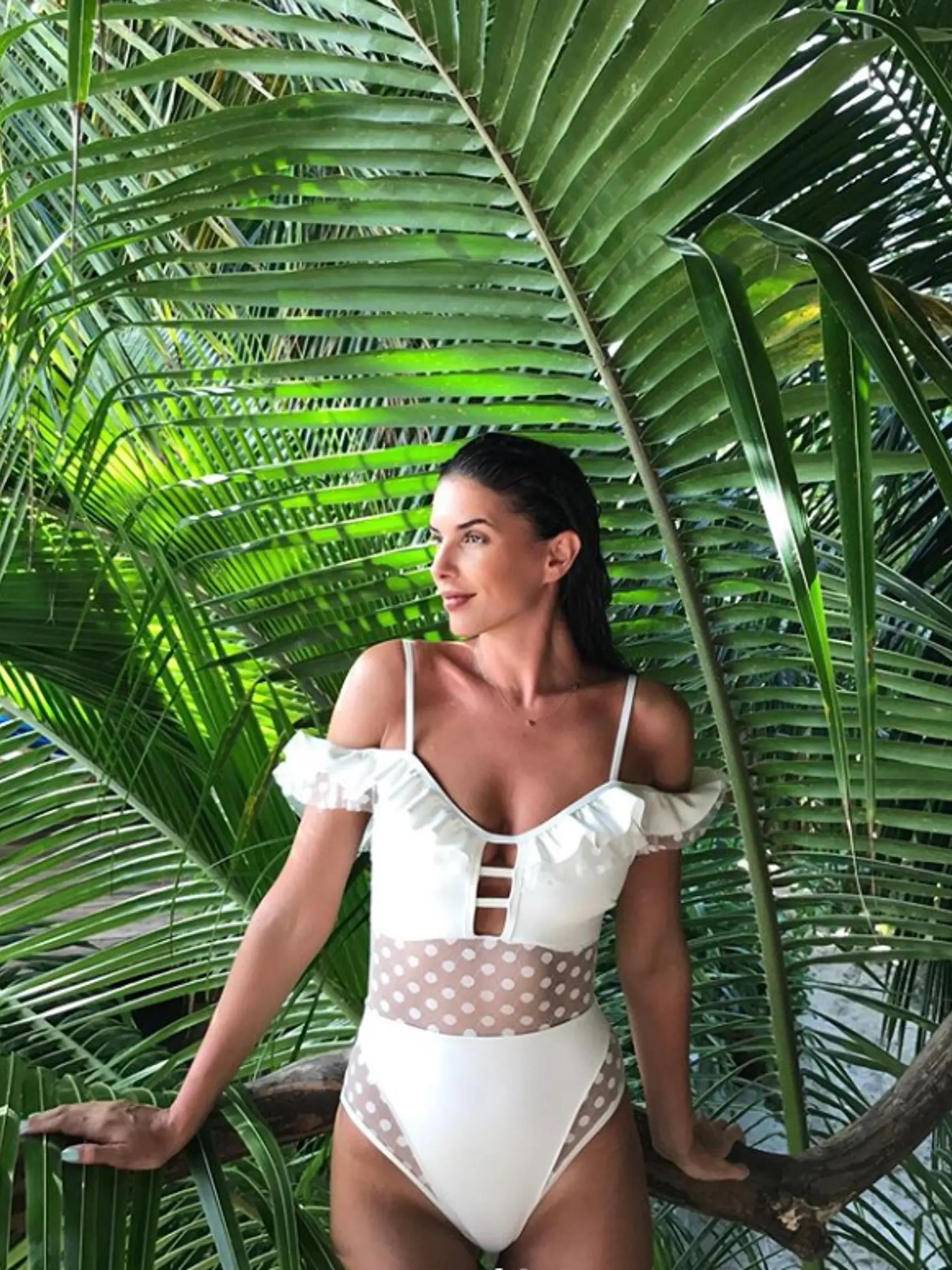 Krásna moderátorka Soňa Skoncová v tropickom Tulume vytiahla tietoromantické plavky. Využiť ich môžete aj ako top spolu so sukňou alebo kraťasmi.