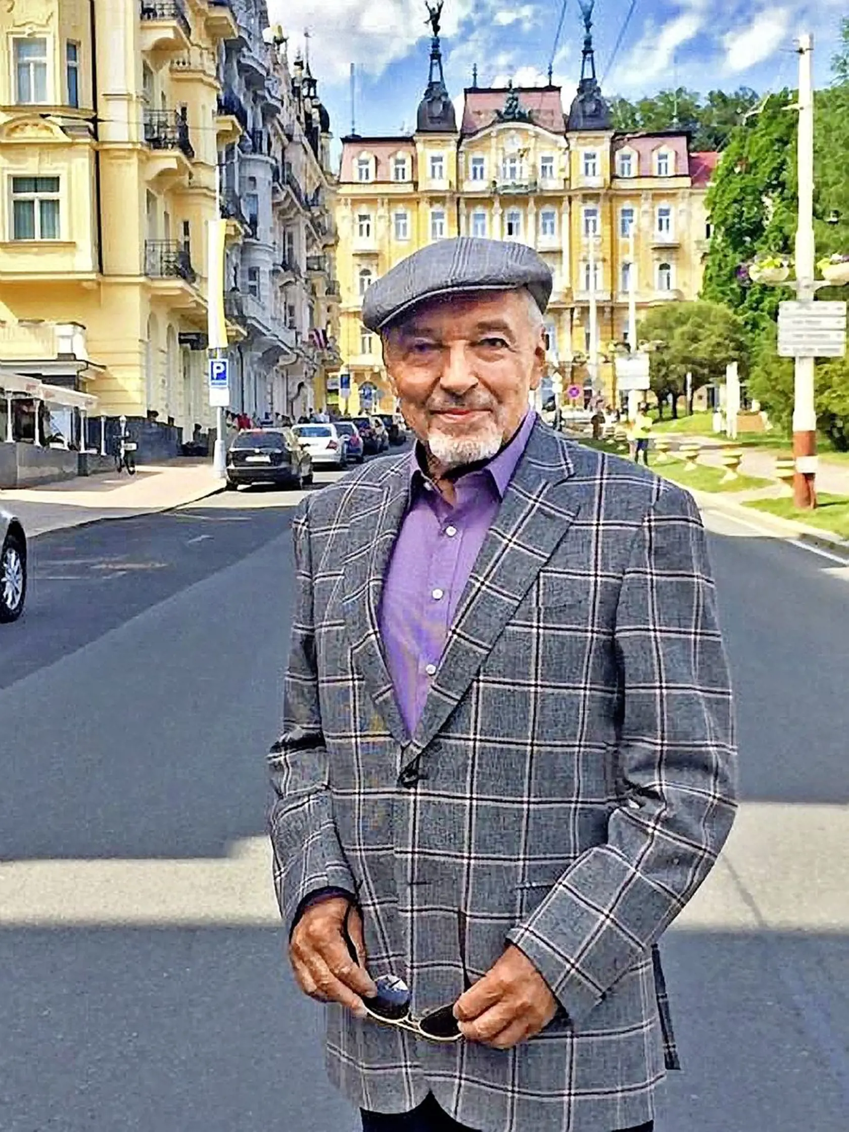 Karel Gott  sa manželky zastal: „Ten, kto klamlivo a urážlivo útočí na moju ženu, tak útočí i na mňa a celú moju rodinu.“