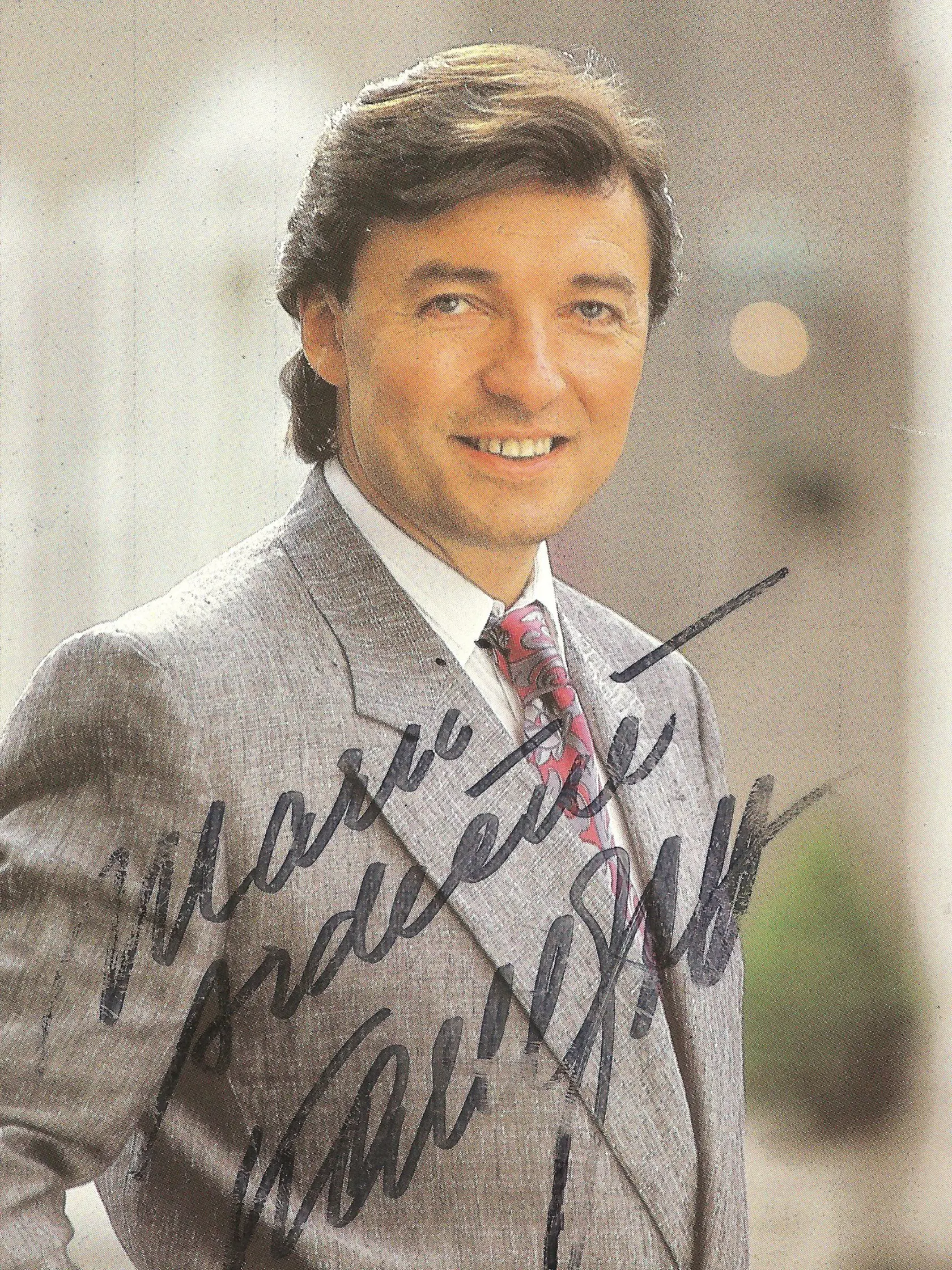 Zatiaľ, čo Karel Gott relaxoval na svojej chate v Doubici, Prahu postavil jeho fanúšikovia hore nohami.