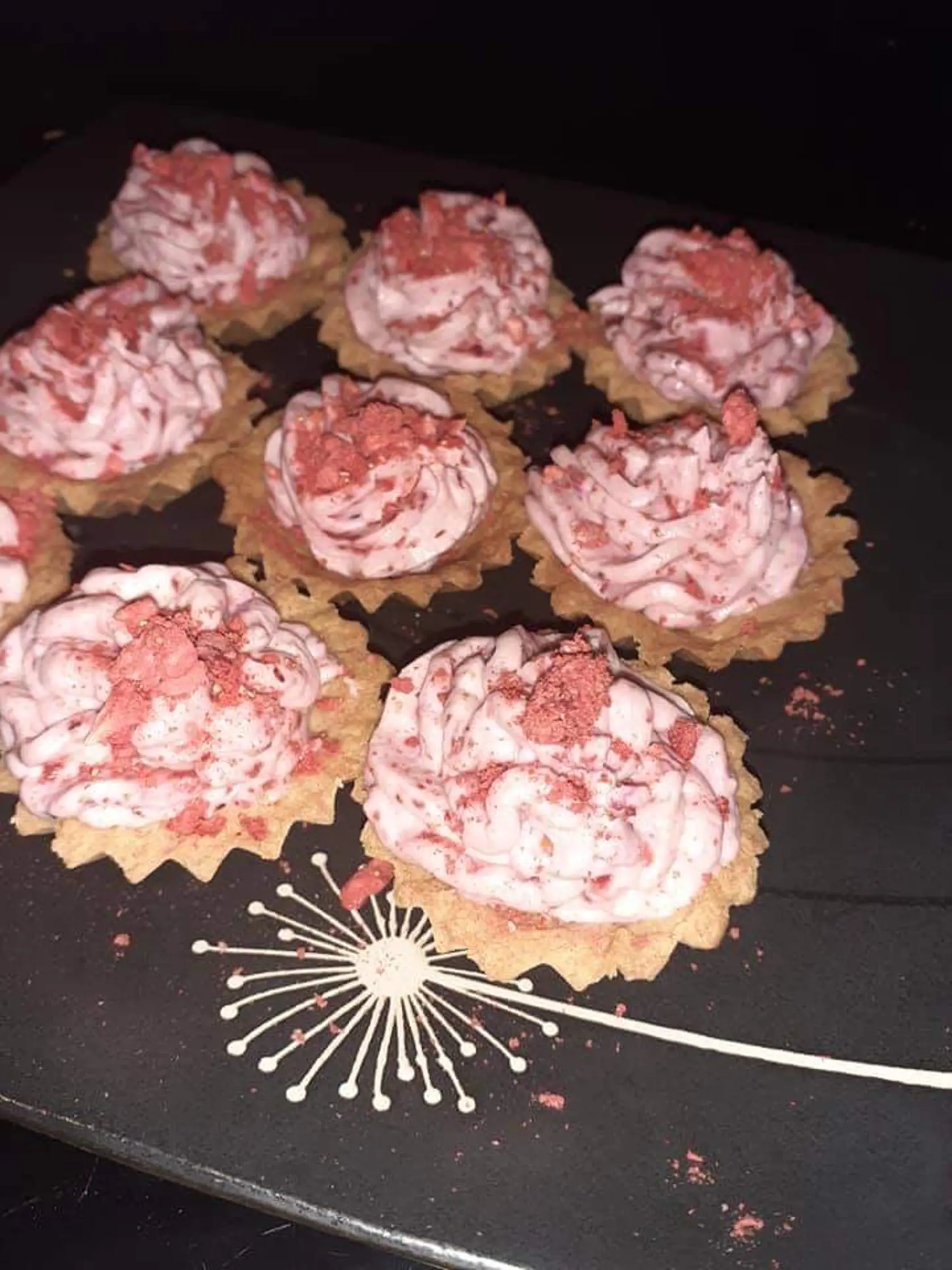 Jahodové košíčky od Maroša: Na cesto si zmiešame múku (480g), mleté mandle alebo oriešky (40g) a práškový cukor (180g). Do zmesi pridáme 240 g masla a 2 vajíčka. Vypracujeme kompaktné cesto, ktoré zabalíme do potravinovej fólie. Necháme hodinu odležať v chlade.
Vyvaľkáme cesto pod fóliou na cca 3 mm a naplníme tartaletkové formičky. Cesto popicháme a necháme cca 20 minút zachladiť. Pečieme v rúre vyhriatej na 180 stupňov cca 20 – 30 minút. Na plnku som použil mascarpone, ktoré som zmiešal s rozdrvenými lyofilizovanými jahodami, vanilkovým strukom a trochou práškového cukru.