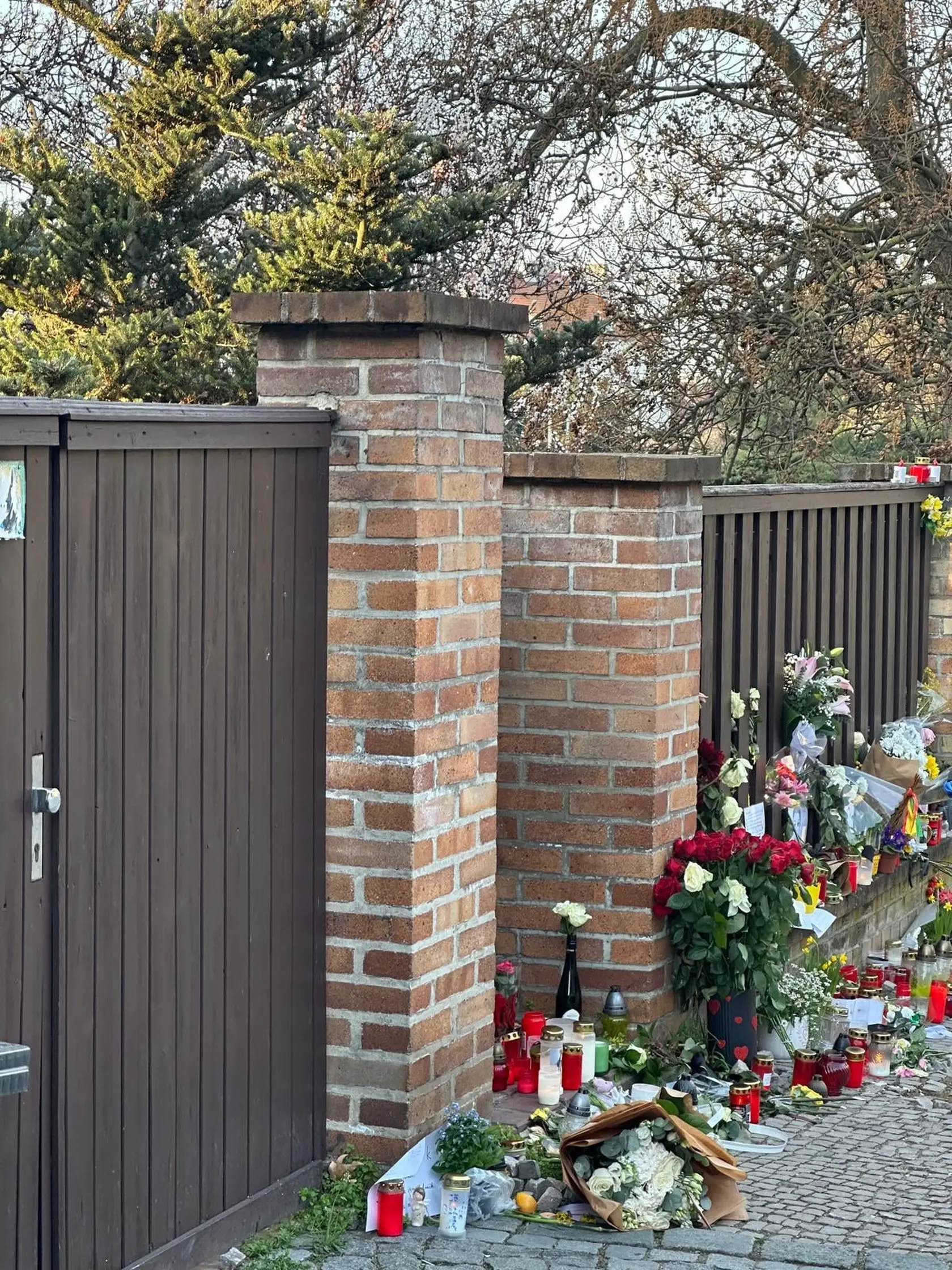Pietne miesto pred vilou Slováčkovych.