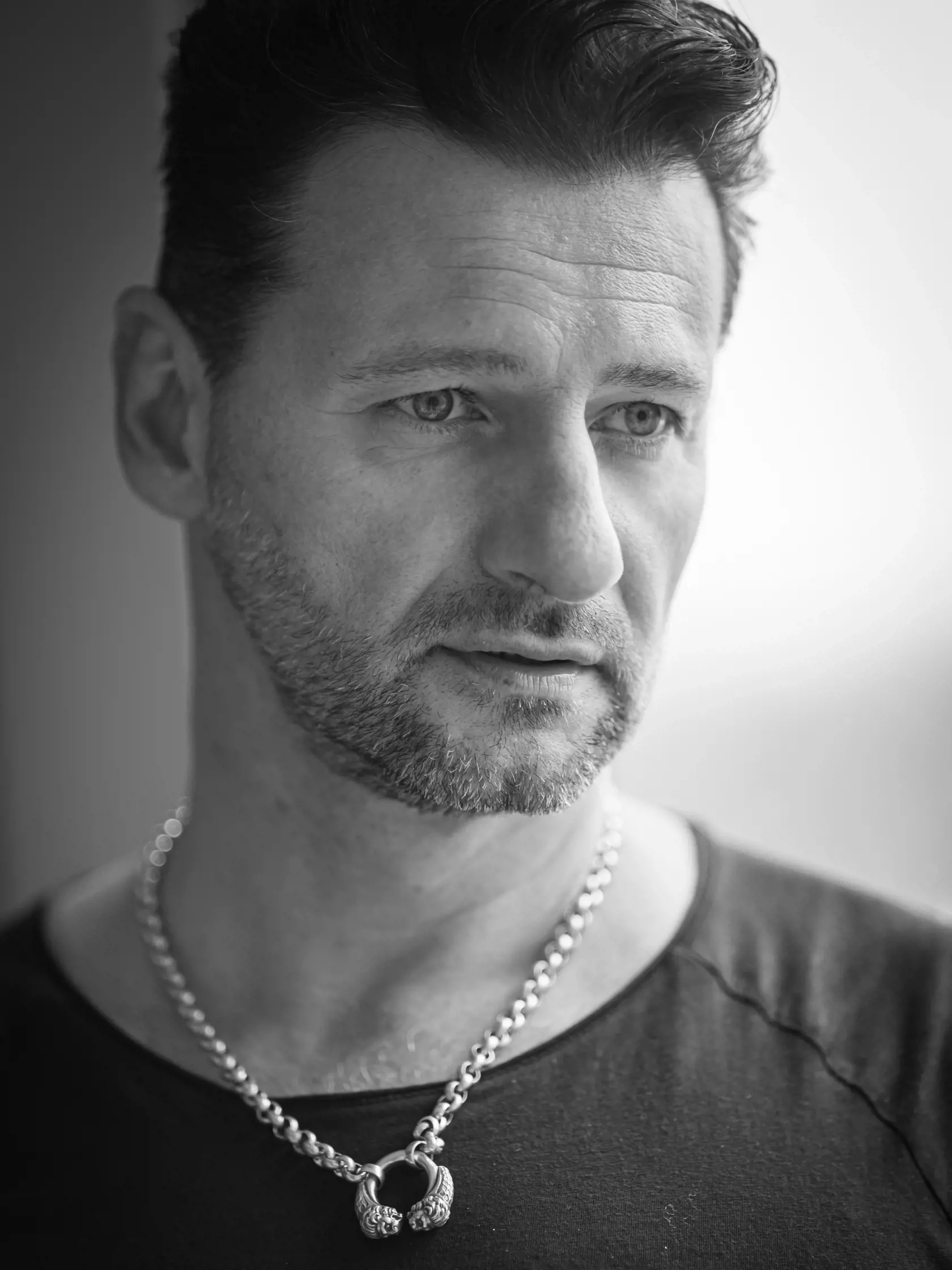 Herec Marko Igonda má na politiku jasný názor: "Vyhábam sa jej ako čert svätenej vode."