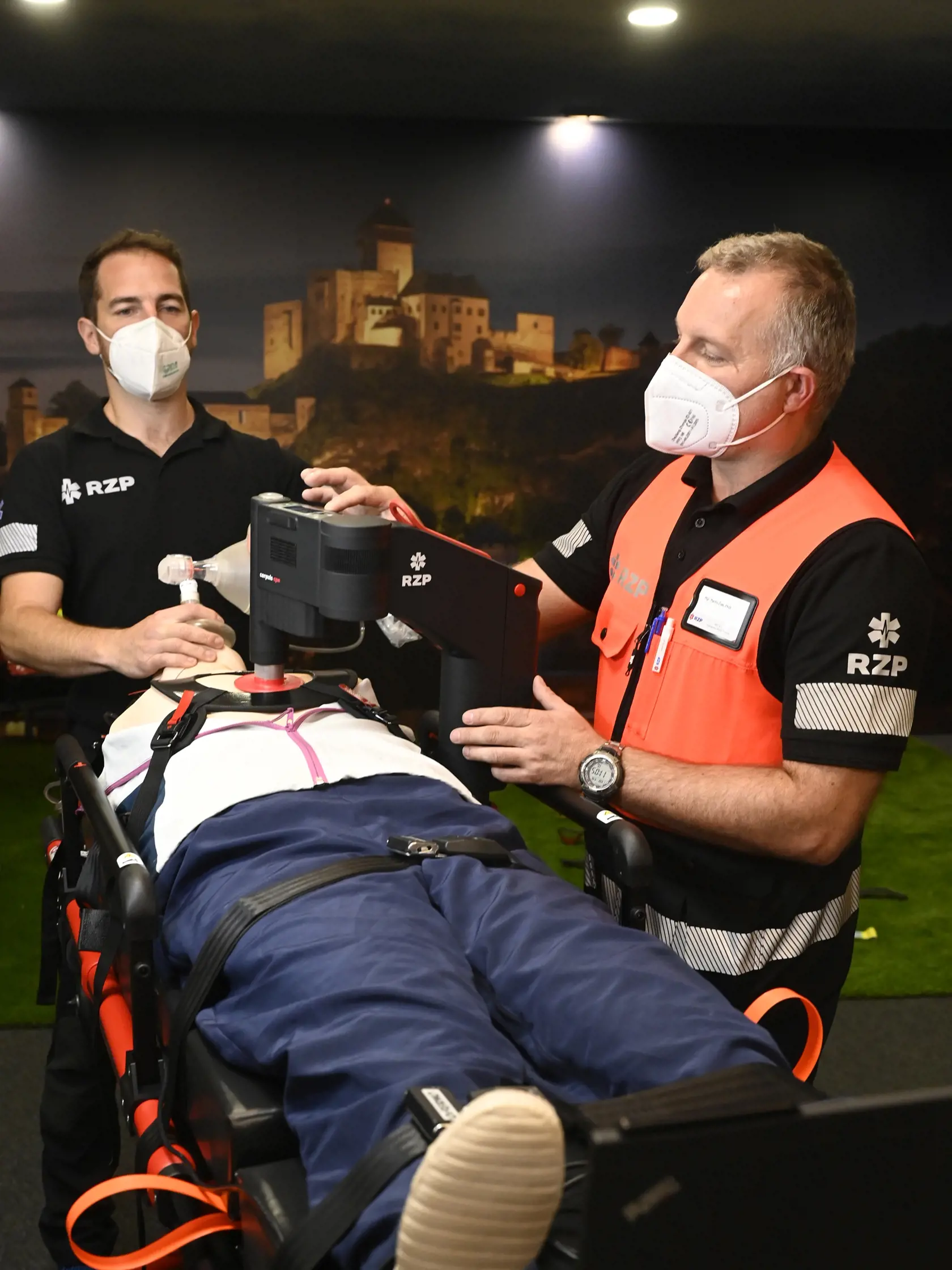Na snímke ukážka resuscitácie za pomoci mechanického prístroja na masáž hrudníka v novootvorenom Edukačnom centre RZP, 19. októbra 2021 v Trenčíne. Centrum je určené na vzdelávanie a praktický tréning zdravotníckych pracovníkov v neodkladnej resuscitácii. FOTO TASR - Radovan Stoklasa