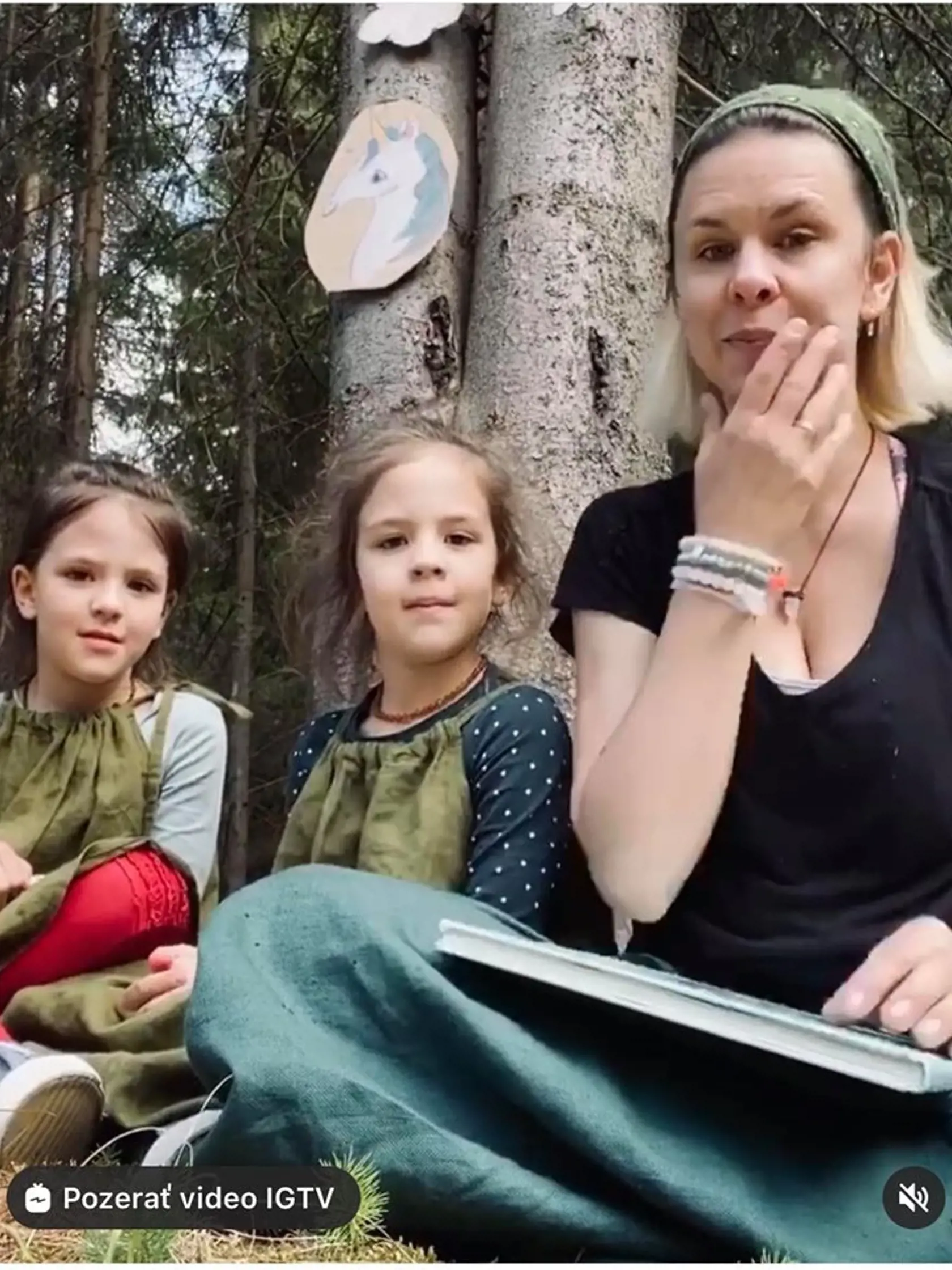 Kristína Tormová s jej rozkošnými 7-ročnými dvojičkami Elou a Matildou.