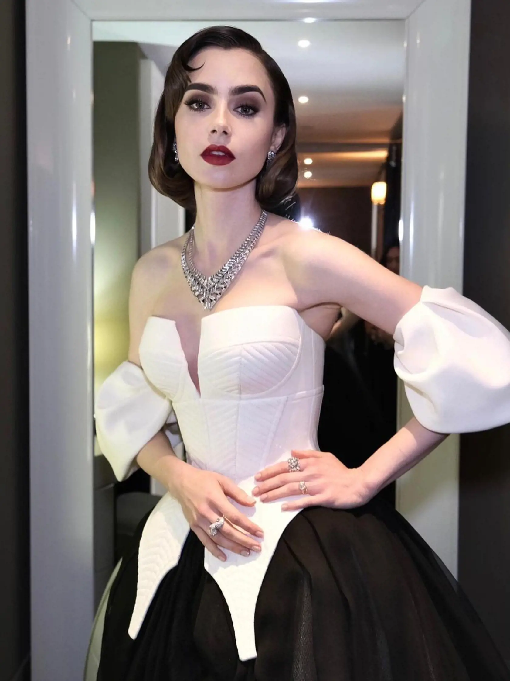 Fotky Lily Collins pre rôzne kampane a s tvorcami seriálu Emily v Paríži