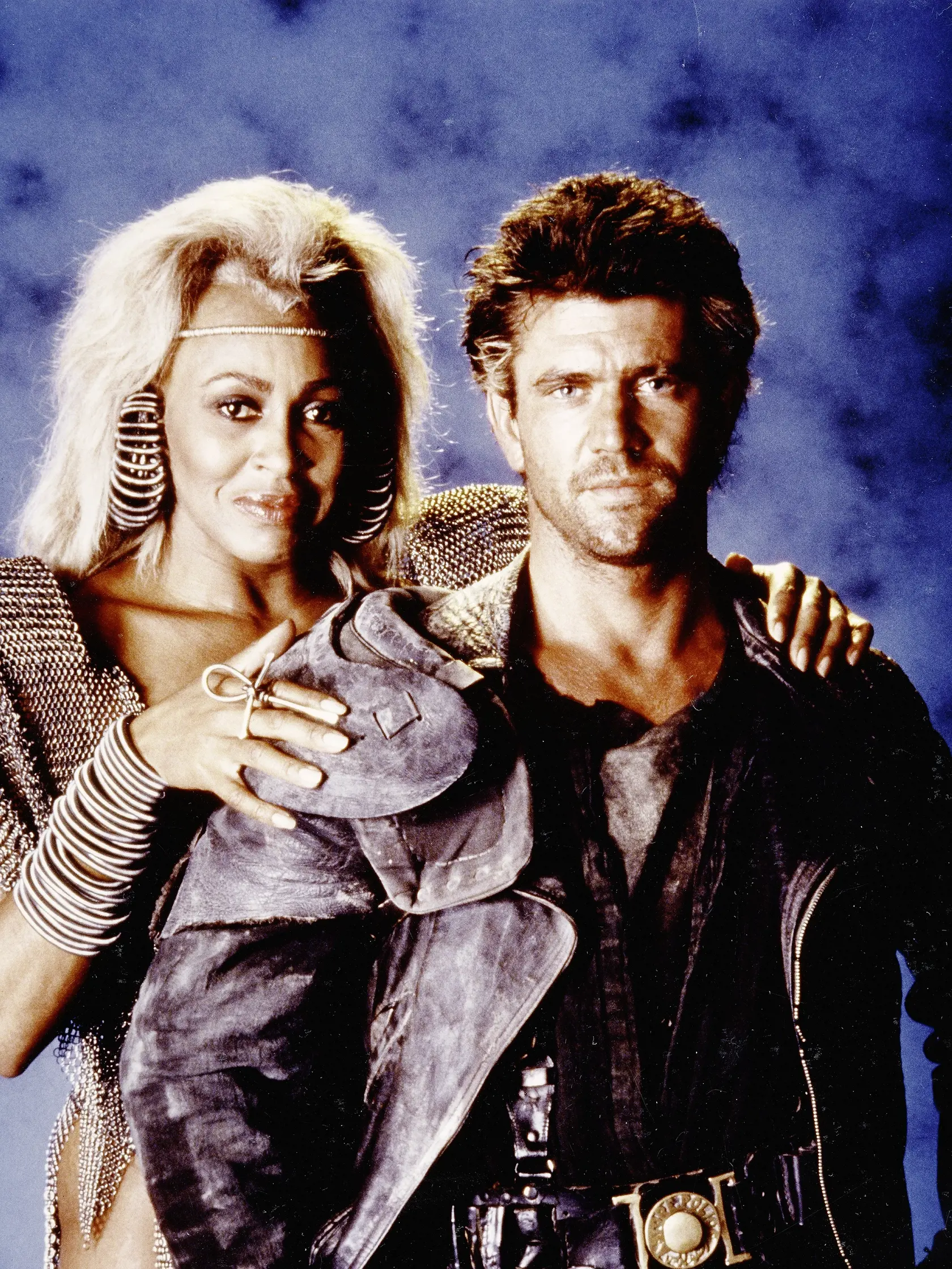 Šialený Max a Dóm Hromu. Vo filme z roku 1985 si zahrala aj s Melom Gibsonom.