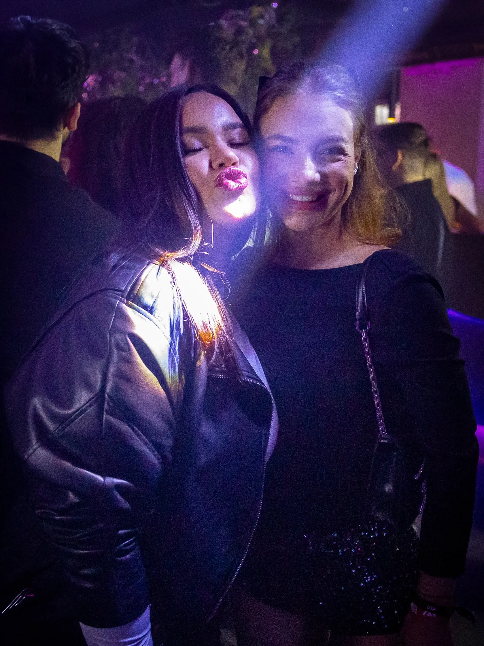 Párty v bratislavskom klube po premietaní úvodnej epizódy televíznej šou Ruža pre nevestu.